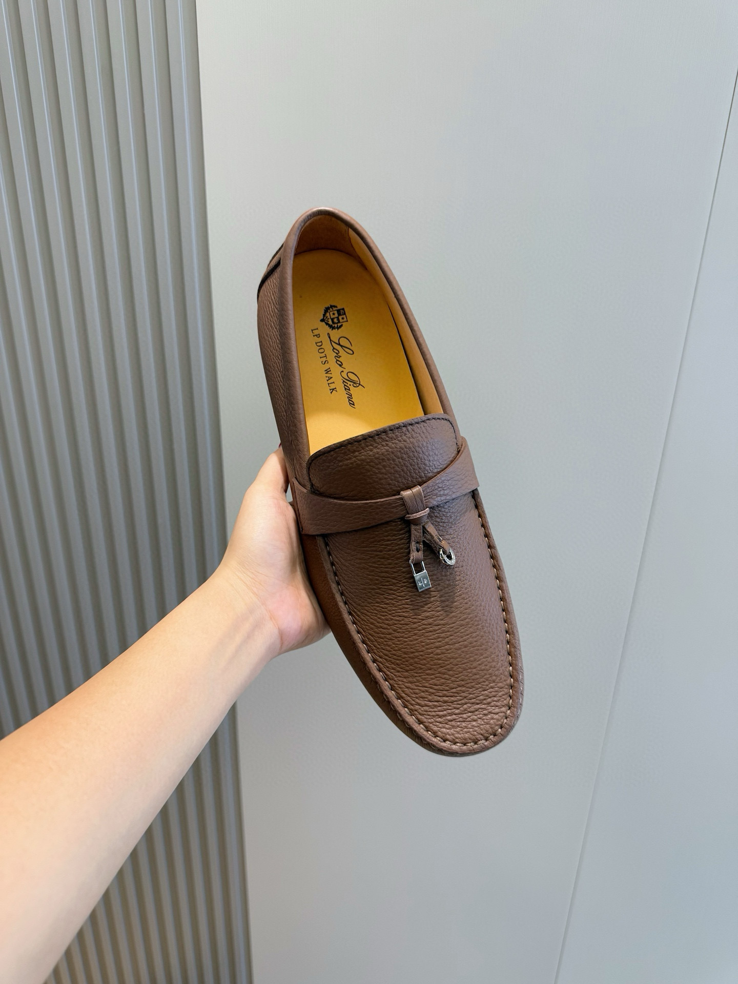 Loro piana  LP意大利手工豆豆鞋-顶级
一款来自意大利顶级奢侈品牌！能与爱马仕匹配的品牌一直以来以高级简约的风格得到很多人喜爱，上脚超级舒服
原版进口麂皮，内里定制进口胎牛皮，高弹牛筋底。
SIZE: 男39-44(38.45定制）
💰420