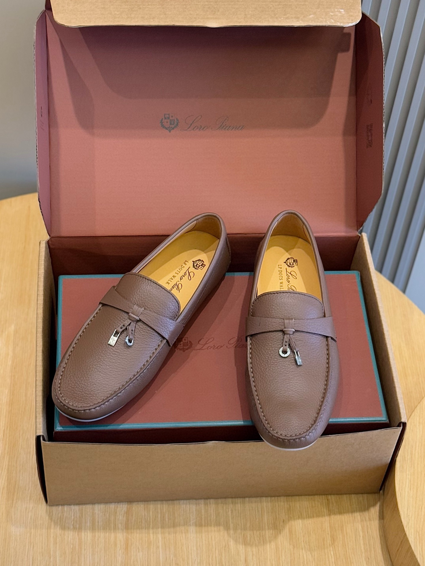 Loro piana  LP意大利手工豆豆鞋-顶级
一款来自意大利顶级奢侈品牌！能与爱马仕匹配的品牌一直以来以高级简约的风格得到很多人喜爱，上脚超级舒服
原版进口麂皮，内里定制进口胎牛皮，高弹牛筋底。
SIZE: 男39-44(38.45定制）
💰420