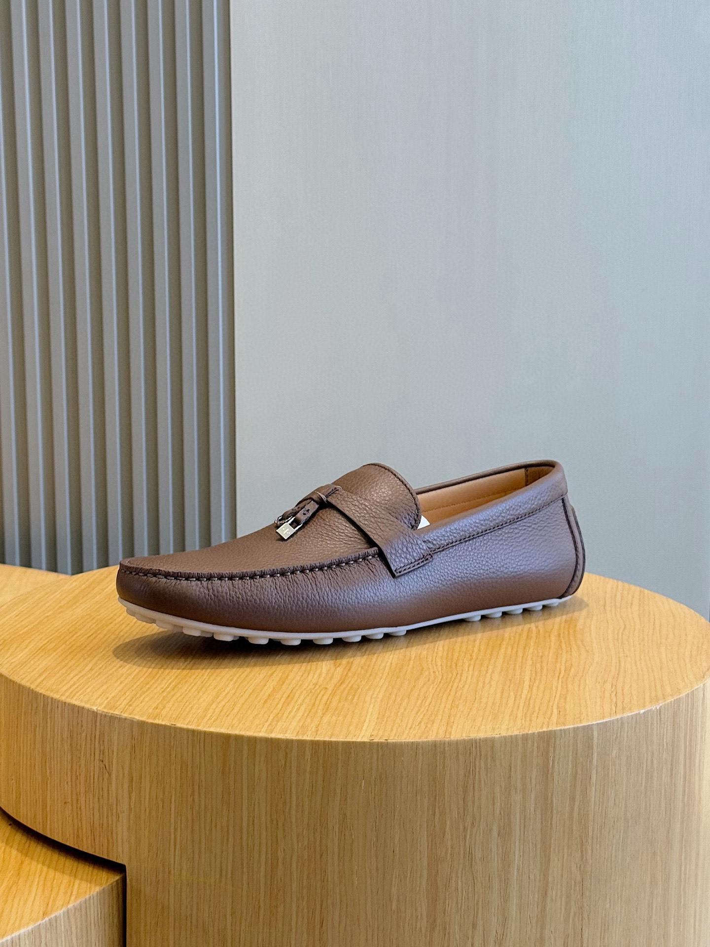 Loro piana  LP意大利手工豆豆鞋-顶级
一款来自意大利顶级奢侈品牌！能与爱马仕匹配的品牌一直以来以高级简约的风格得到很多人喜爱，上脚超级舒服
原版进口麂皮，内里定制进口胎牛皮，高弹牛筋底。
SIZE: 男39-44(38.45定制）
💰420