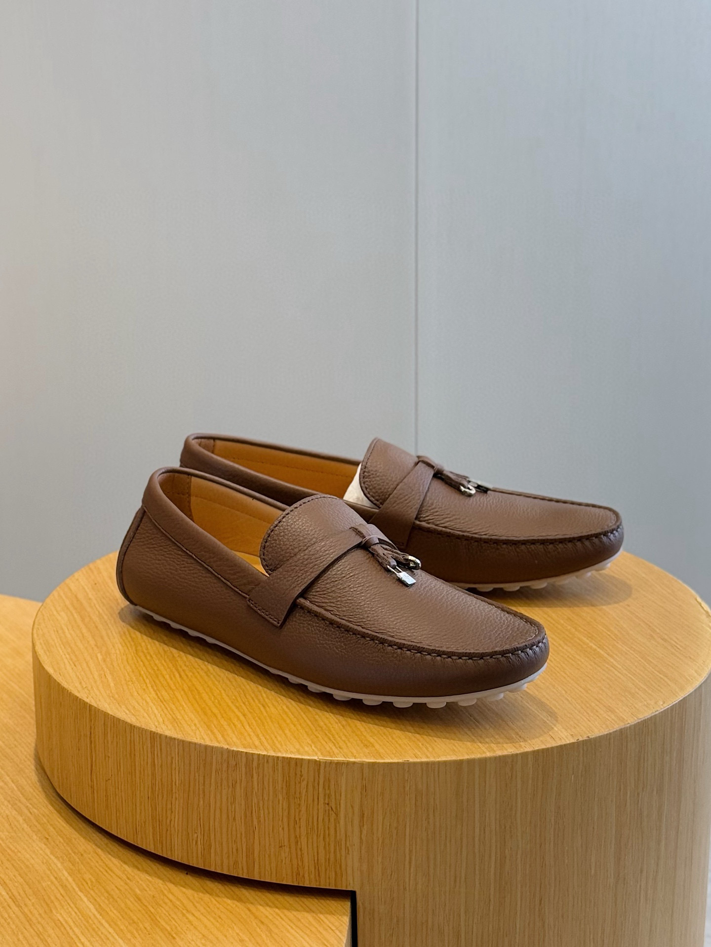 Loro piana  LP意大利手工豆豆鞋-顶级
一款来自意大利顶级奢侈品牌！能与爱马仕匹配的品牌一直以来以高级简约的风格得到很多人喜爱，上脚超级舒服
原版进口麂皮，内里定制进口胎牛皮，高弹牛筋底。
SIZE: 男39-44(38.45定制）
💰420