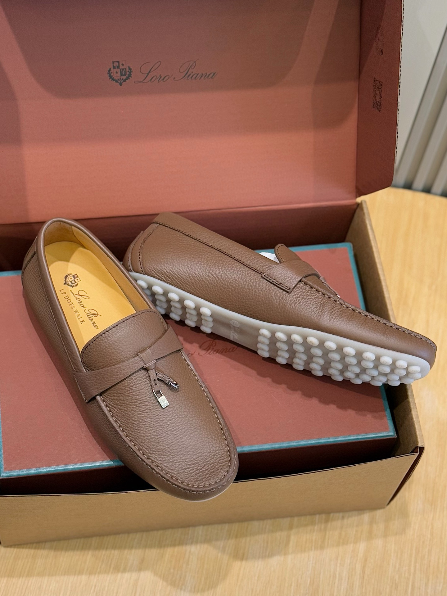 Loro piana  LP意大利手工豆豆鞋-顶级
一款来自意大利顶级奢侈品牌！能与爱马仕匹配的品牌一直以来以高级简约的风格得到很多人喜爱，上脚超级舒服
原版进口麂皮，内里定制进口胎牛皮，高弹牛筋底。
SIZE: 男39-44(38.45定制）
💰420