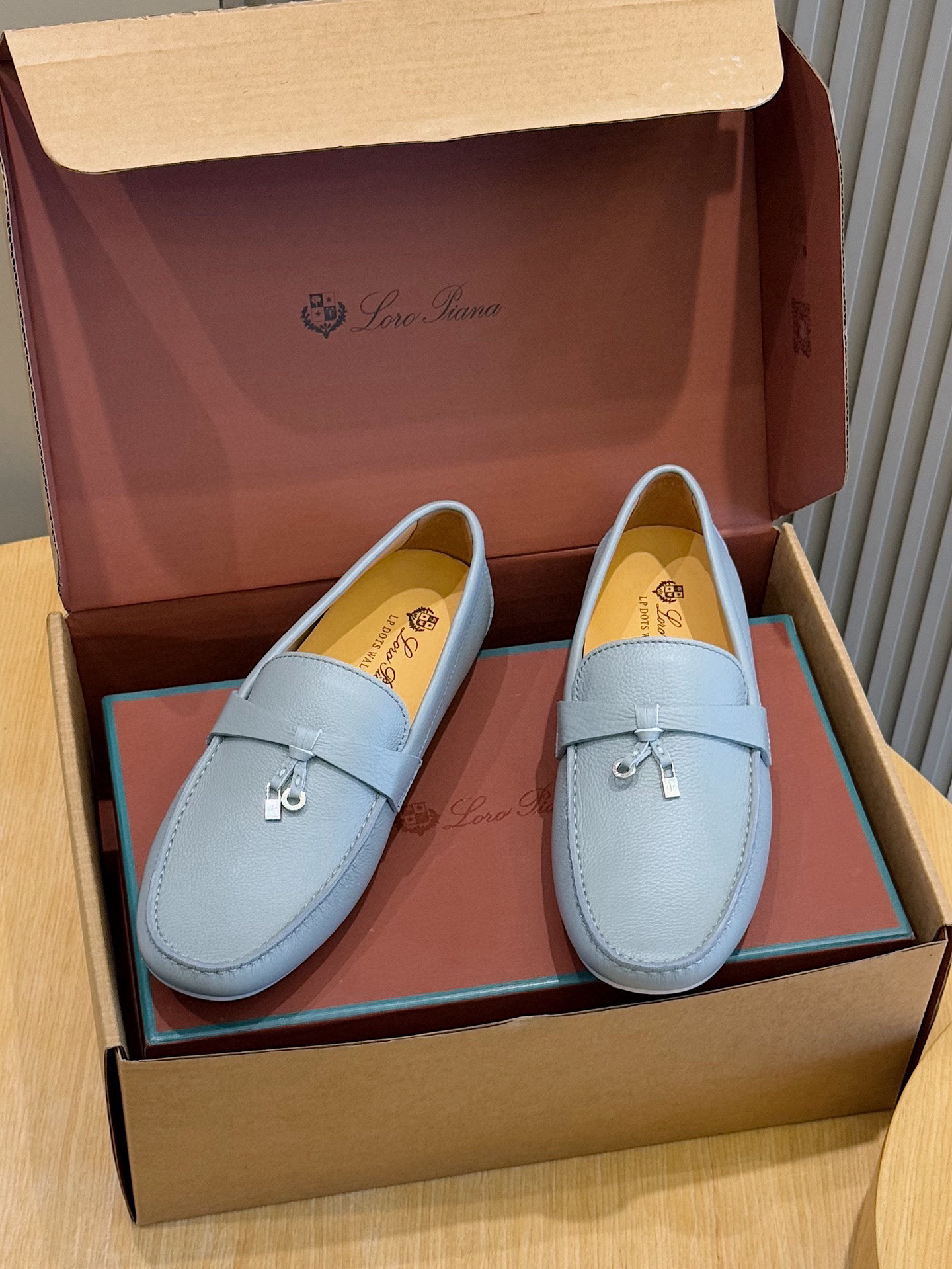 Loro piana  LP意大利手工豆豆鞋-顶级
一款来自意大利顶级奢侈品牌！能与爱马仕匹配的品牌一直以来以高级简约的风格得到很多人喜爱，上脚超级舒服
原版进口麂皮，内里定制进口胎牛皮，高弹牛筋底。
SIZE: 男39-44(38.45定制）
💰420