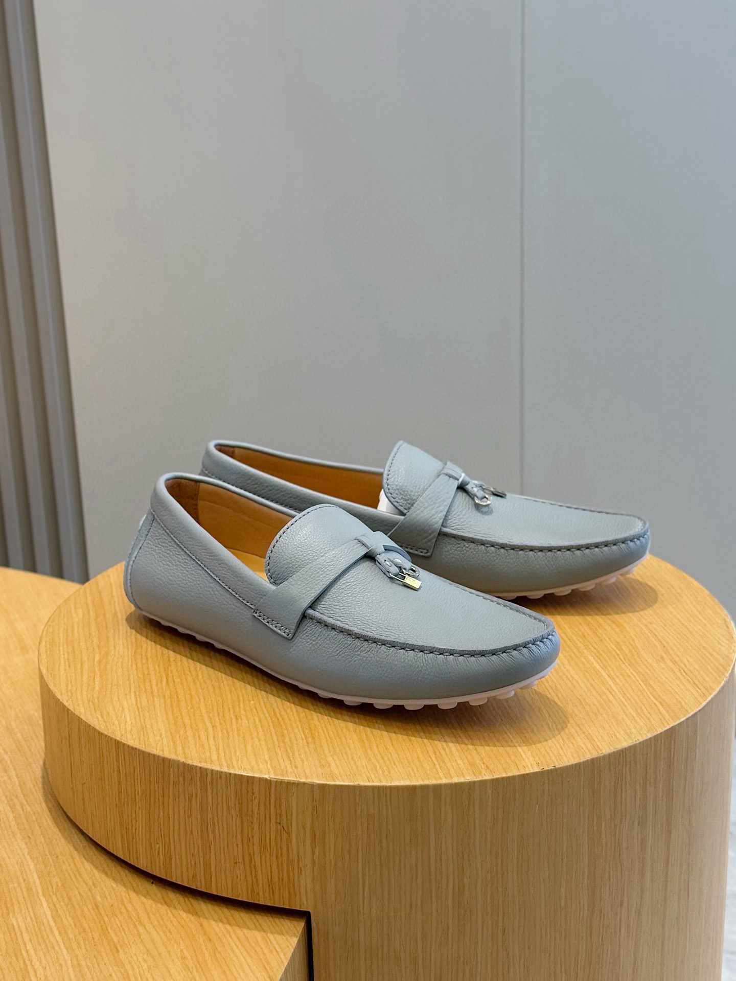 Loro piana  LP意大利手工豆豆鞋-顶级
一款来自意大利顶级奢侈品牌！能与爱马仕匹配的品牌一直以来以高级简约的风格得到很多人喜爱，上脚超级舒服
原版进口麂皮，内里定制进口胎牛皮，高弹牛筋底。
SIZE: 男39-44(38.45定制）
💰420