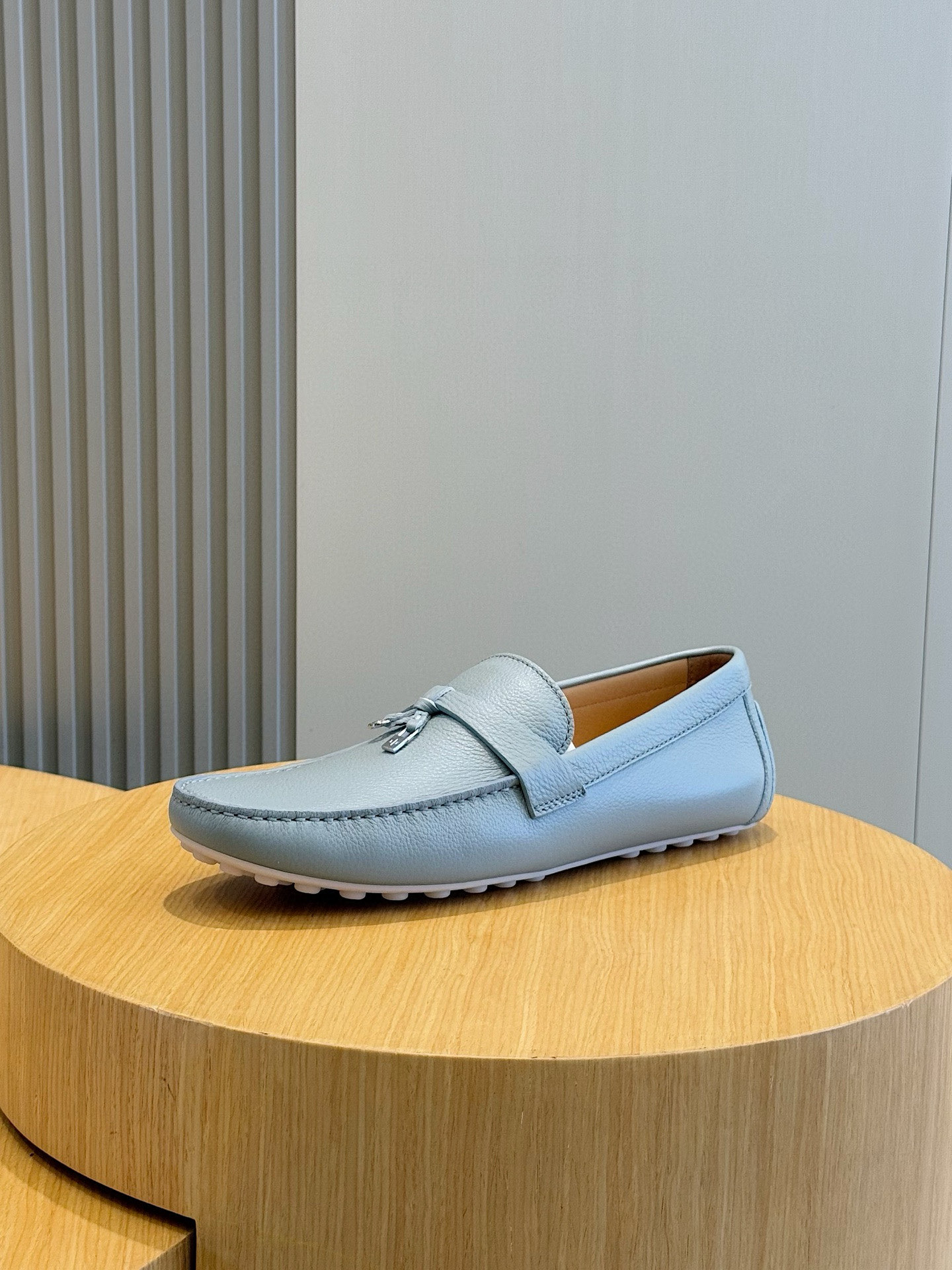 Loro piana  LP意大利手工豆豆鞋-顶级
一款来自意大利顶级奢侈品牌！能与爱马仕匹配的品牌一直以来以高级简约的风格得到很多人喜爱，上脚超级舒服
原版进口麂皮，内里定制进口胎牛皮，高弹牛筋底。
SIZE: 男39-44(38.45定制）
💰420