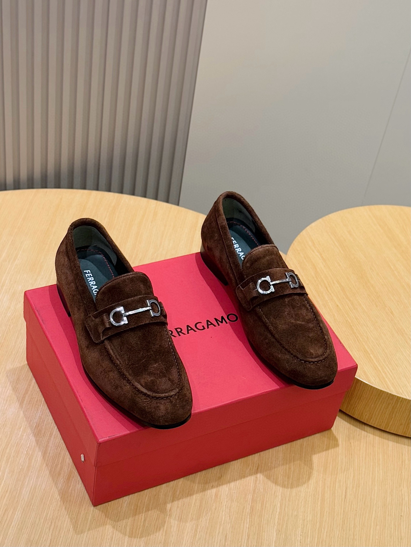 NO:346786,Ferragamo Gancini buckles and tassel shoes. This men's loafer is exquisite and gorgeous, with a shiny patent leather upper that highlights the urban style. The almond-shaped toe reveals a fashionable style, with three-dimensional stitching around the upper, and contrasting cylindrical piping that highlights the uniqueness. The shoes are exquisitely crafted, grosgrain ribbon and metallic Gancio buckles add a classic charm, complementing the contrasting red village. It is matched with a delicate leather sole. Imported cowhide upper + cowhide inner + genuine leather sole Size: 39-44 (customized by 38.45.46), ferragamo, ferragamo, loafers, cowhide, Leather soles19860909Ferragamo菲拉格慕Gancini扣饰流苏鞋 这款男士乐福鞋精致华美,闪亮漆皮鞋面彰显都会格调.杏仁形鞋头展露时尚风范,鞋帮周围饰有立体缝线,撞色筒状滚边彰显别致 鞋型.鞋履做工精湛,罗缎缎带和金属感Gancio扣饰增添经典韵味,与撞色红色村里相得益彰.配以纤巧的皮革鞋底. 进口牛皮鞋面+牛皮内里+真皮大底 Size:39-44(38.45.46定制）,,ferragamo,ferragamo,loafers,cowhide,Leather soles,Men's shoes