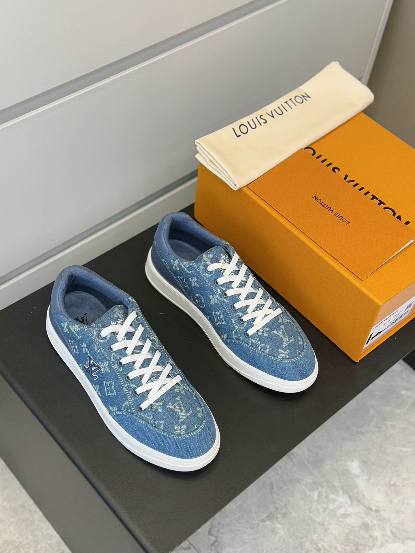Luxury Leather Sneakers for Men with Embossed Logo - Stylish & Comfortable 2 i1755778018093 5719 0 0