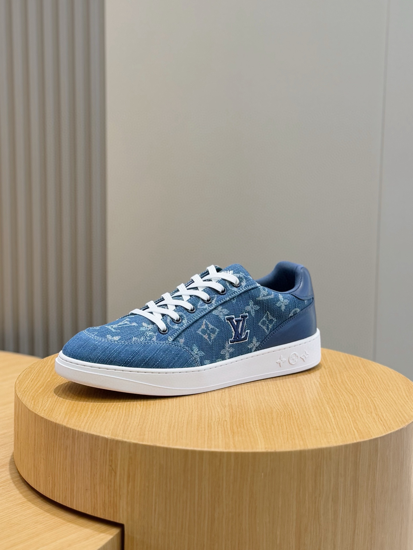 Luxury Leather Sneakers for Men with Embossed Logo - Stylish & Comfortable 4 i1755778018094 971 0 2