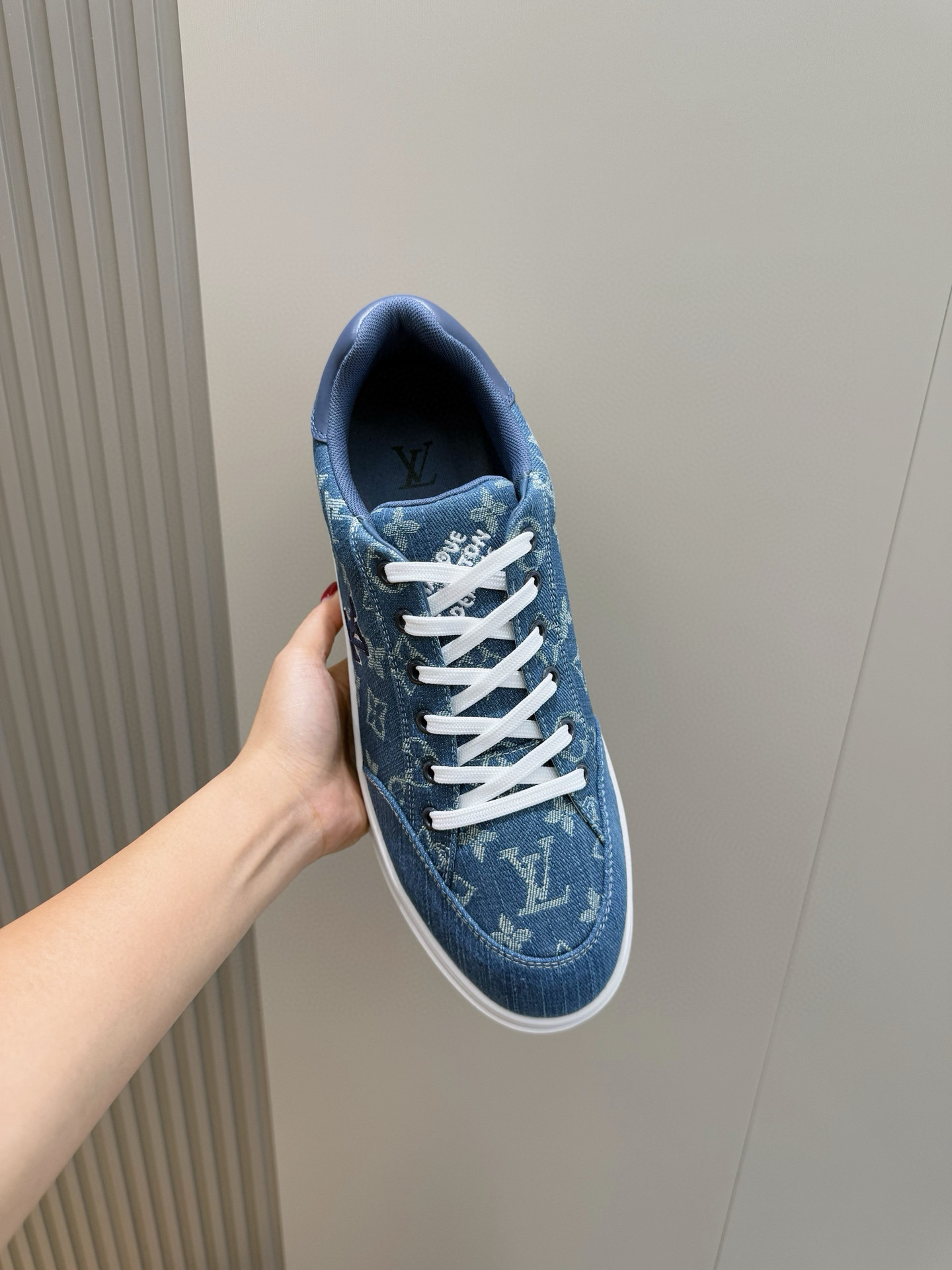 Luxury Leather Sneakers for Men with Embossed Logo - Stylish & Comfortable 6 i1755778018095 8052 0 4