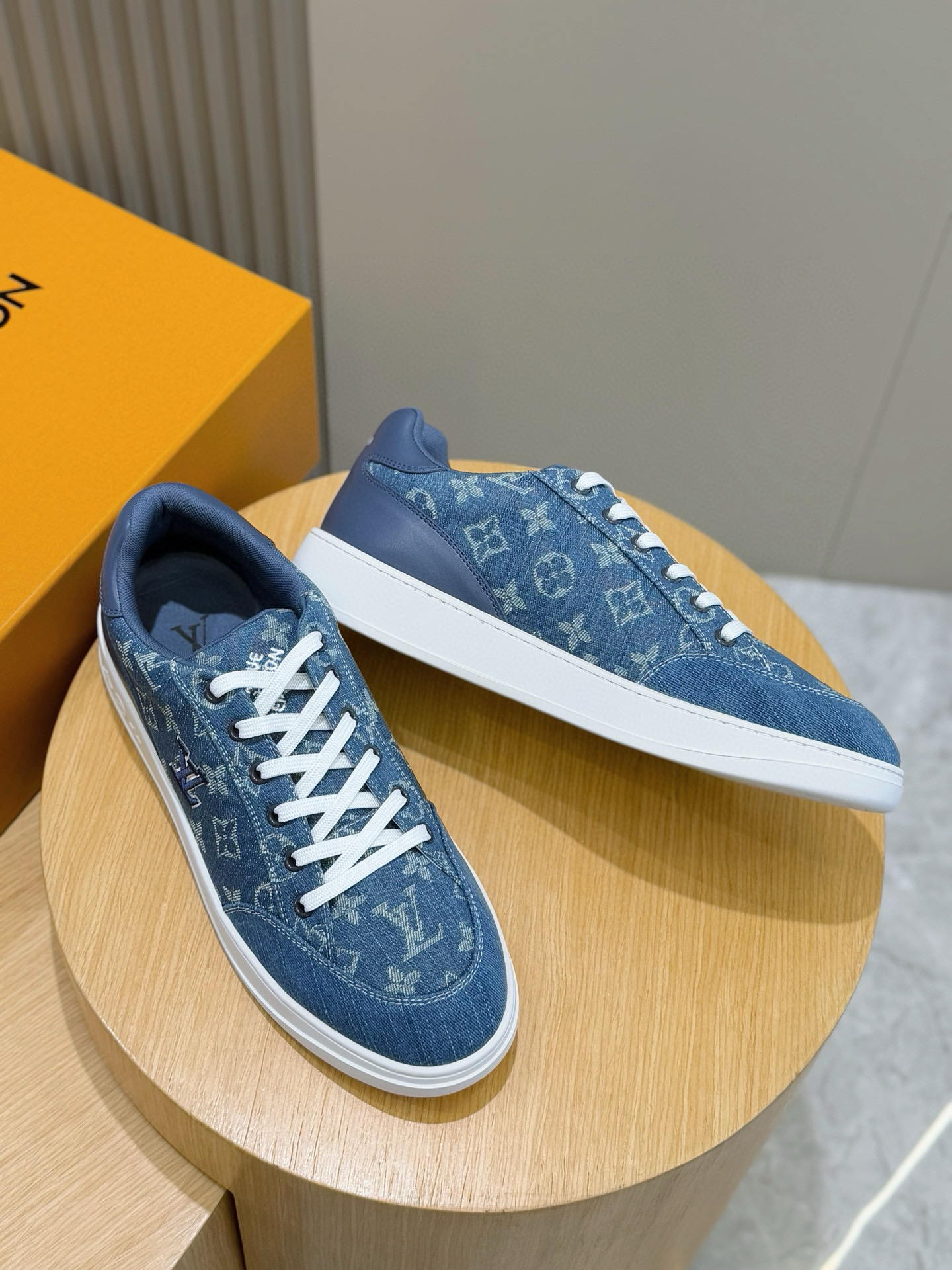 Luxury Leather Sneakers for Men with Embossed Logo - Stylish & Comfortable 9 i1755778018299 8136 0 7