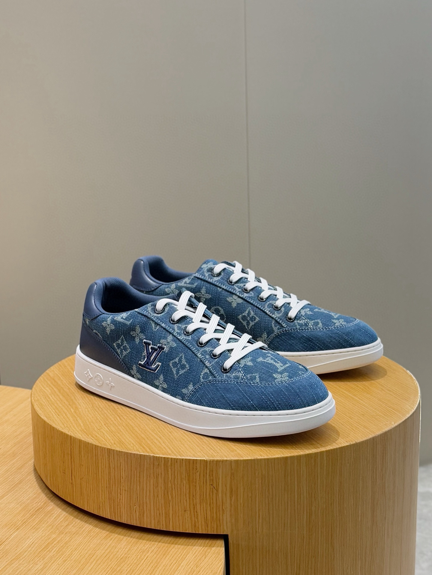 Luxury Leather Sneakers for Men with Embossed Logo - Stylish & Comfortable 5 i1755778019029 6758 0 3