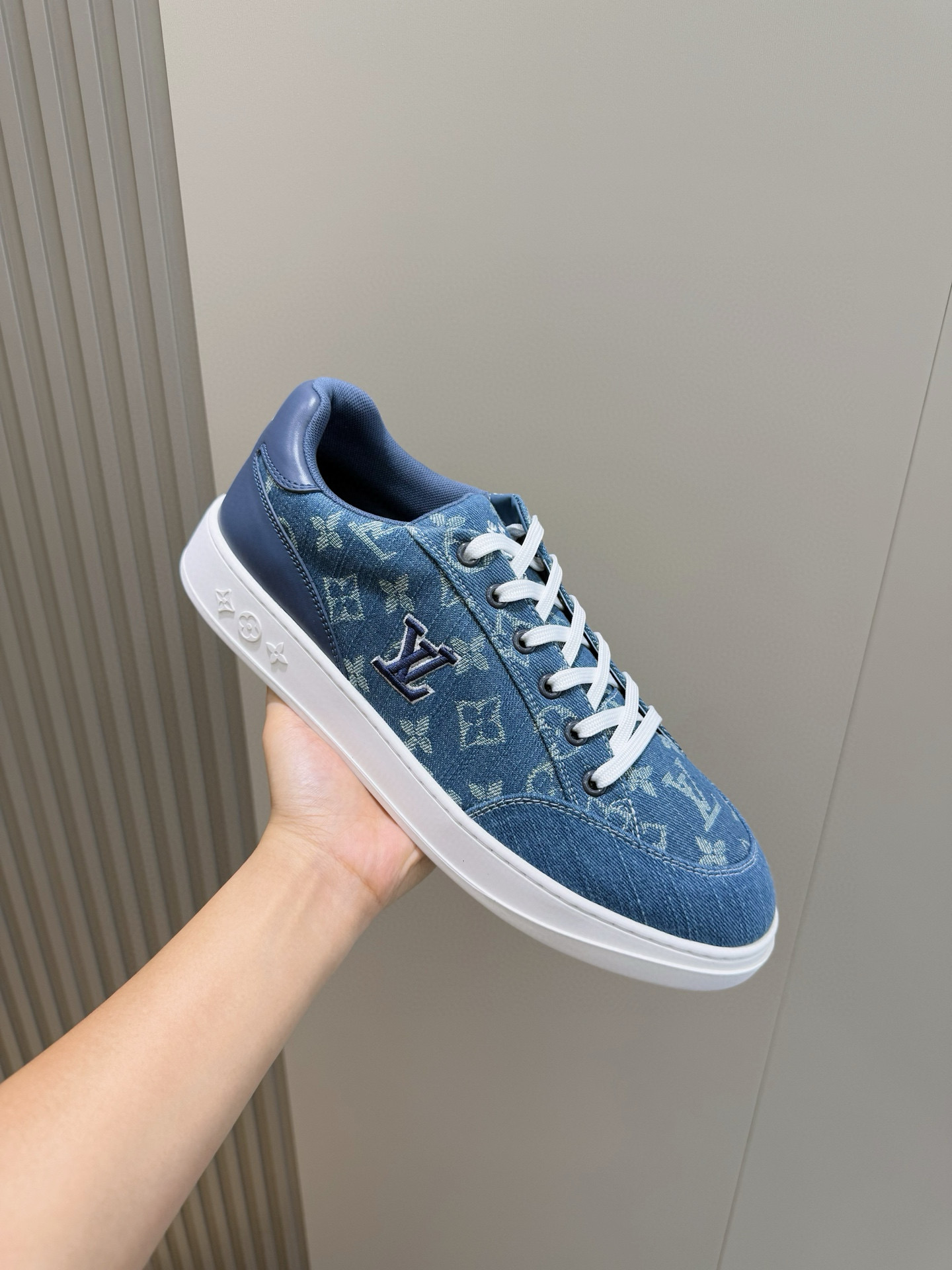 Luxury Leather Sneakers for Men with Embossed Logo - Stylish & Comfortable 7 i1755778019033 1631 0 5