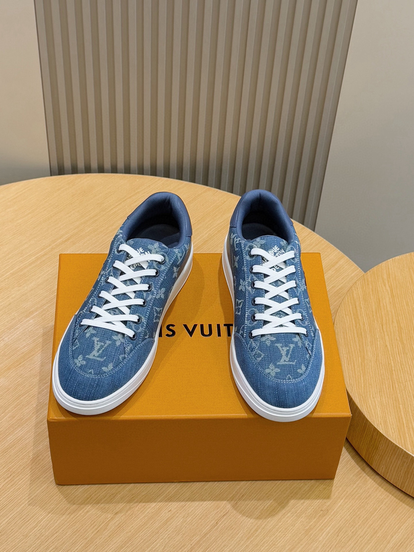 Luxury Leather Sneakers for Men with Embossed Logo - Stylish & Comfortable 3 i1755778019274 4769 0 1