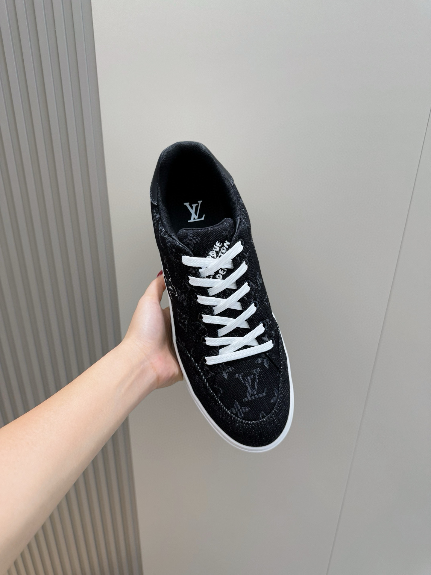 Lace-Up Leather Sneakers for Men with Debossed Brand Logo - Stylish & Comfortable 6 i1755778110355 9383 0 4