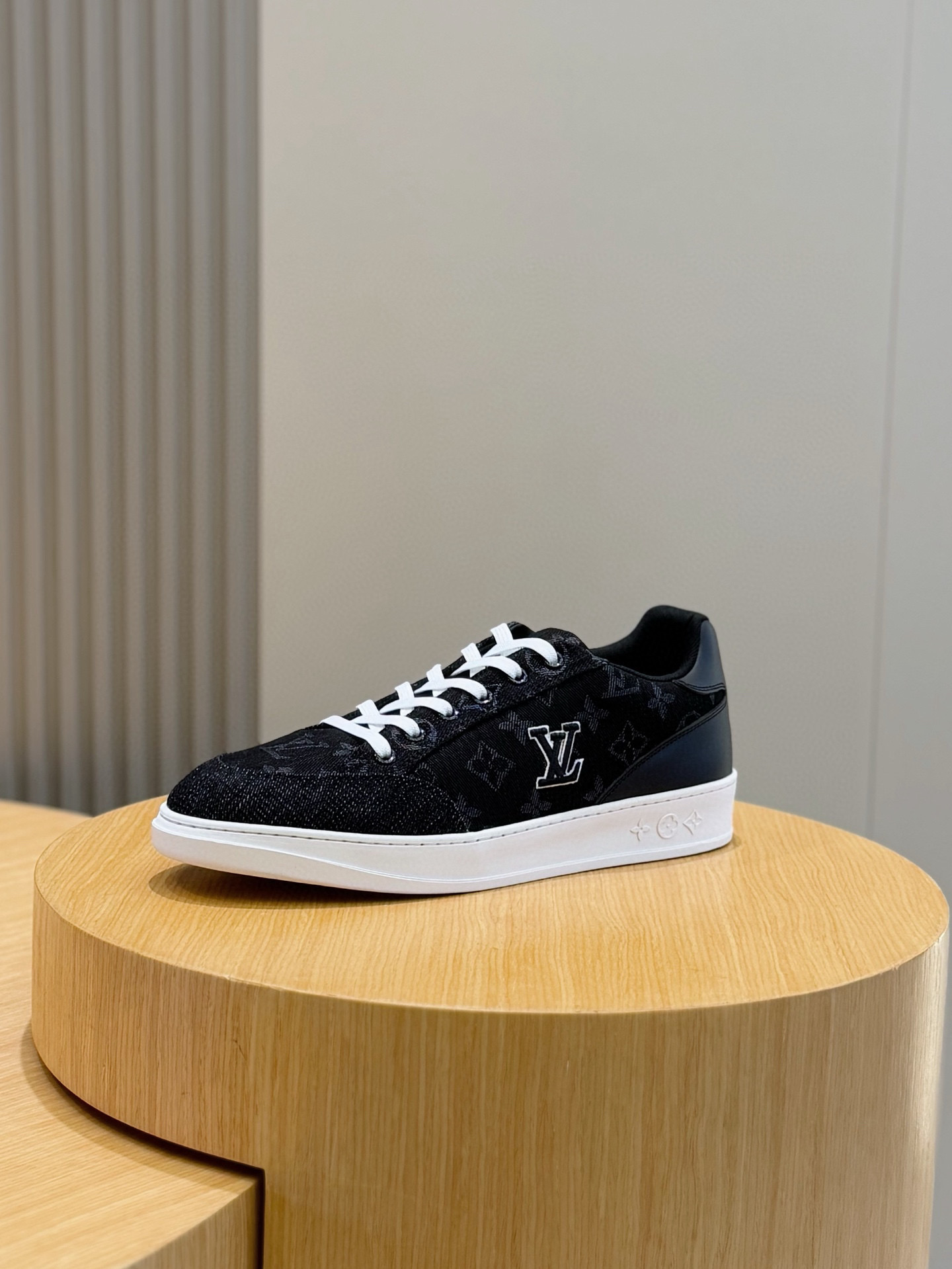 Lace-Up Leather Sneakers for Men with Debossed Brand Logo - Stylish & Comfortable 4 i1755778110358 7395 0 2