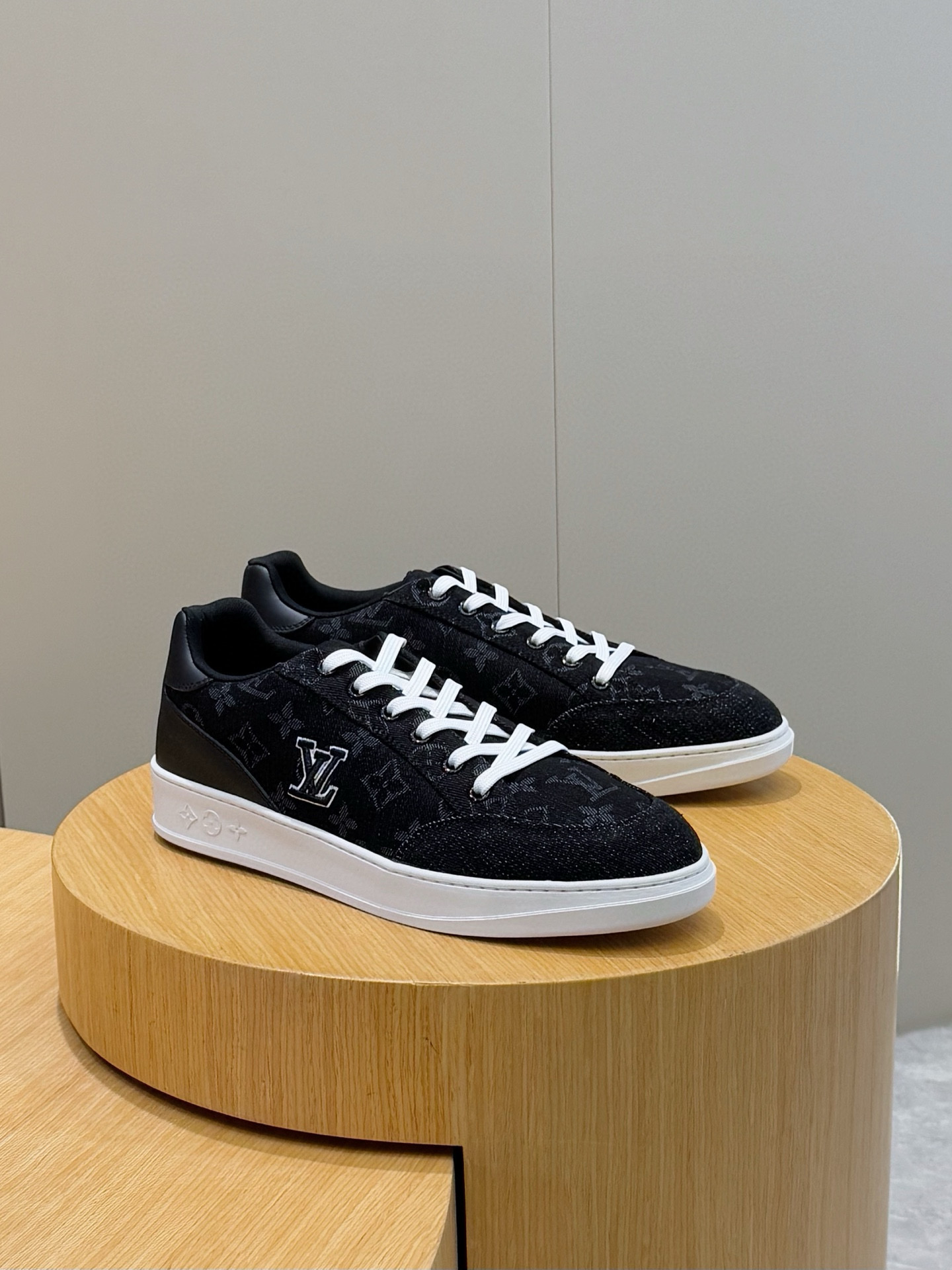 Lace-Up Leather Sneakers for Men with Debossed Brand Logo - Stylish & Comfortable 5 i1755778110359 2723 0 3