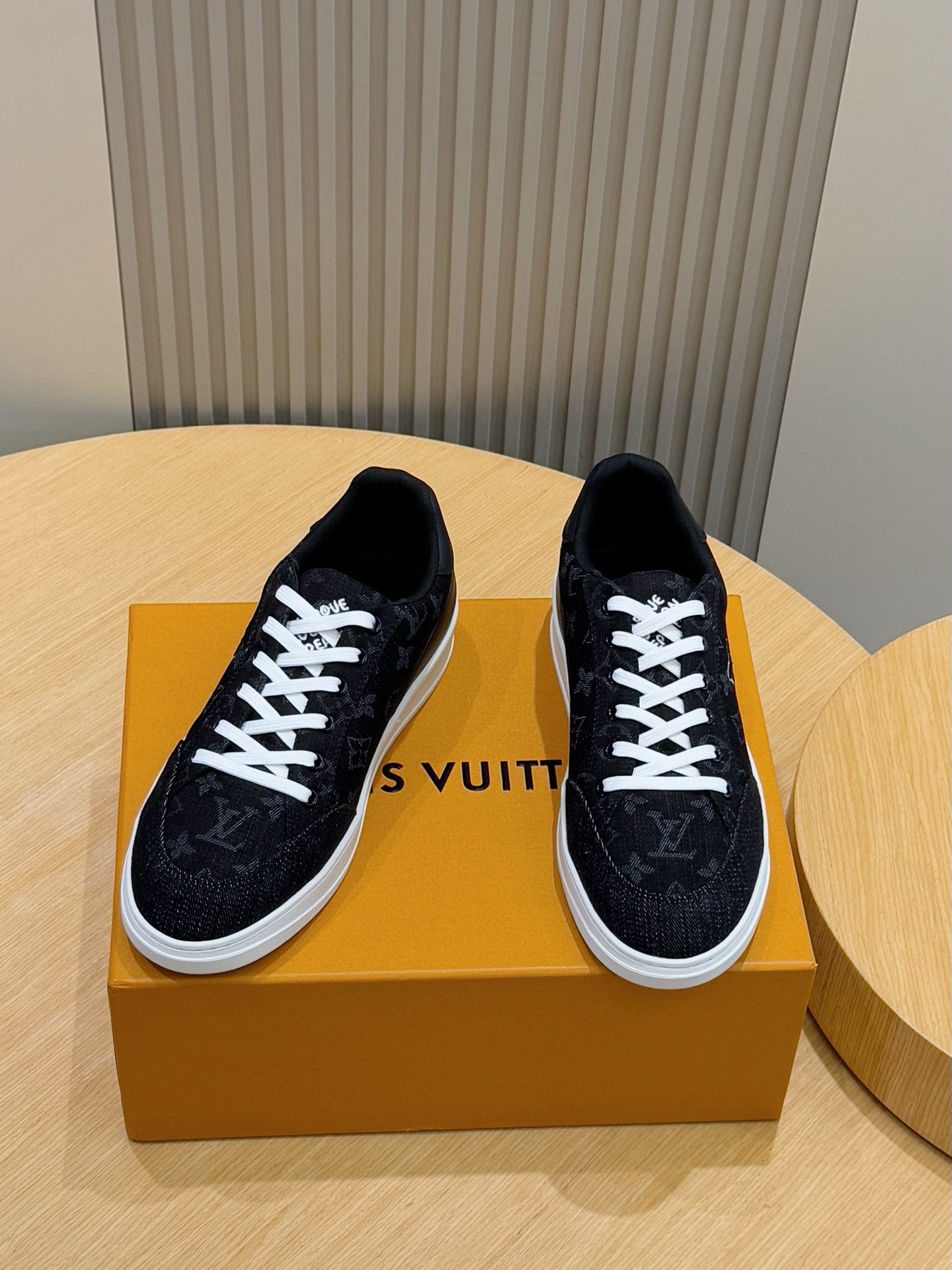 Lace-Up Leather Sneakers for Men with Debossed Brand Logo - Stylish & Comfortable 3 i1755778110548 959 0 1