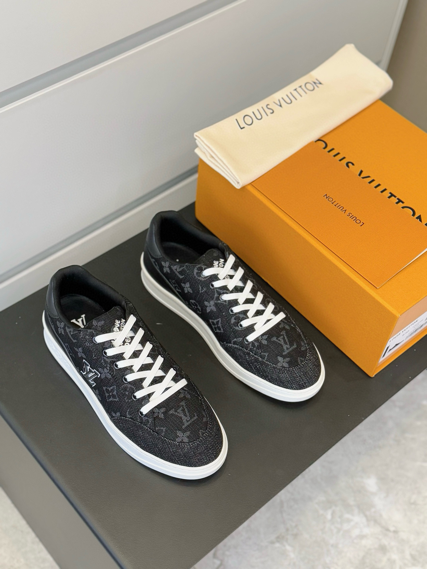 Lace-Up Leather Sneakers for Men with Debossed Brand Logo - Stylish & Comfortable 2 i1755778110847 9991 0 0