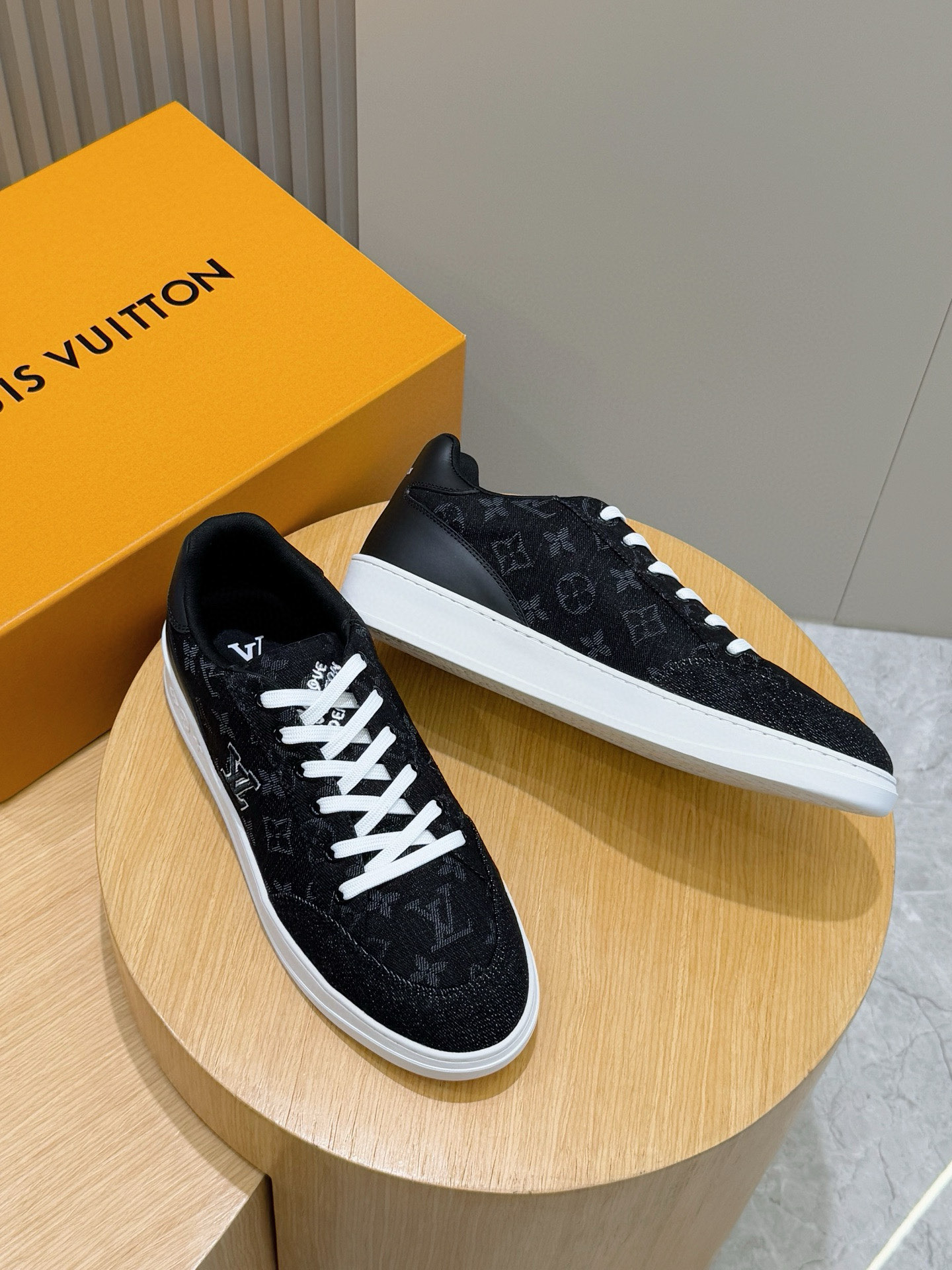 Lace-Up Leather Sneakers for Men with Debossed Brand Logo - Stylish & Comfortable 9 i1755778111145 2108 0 7