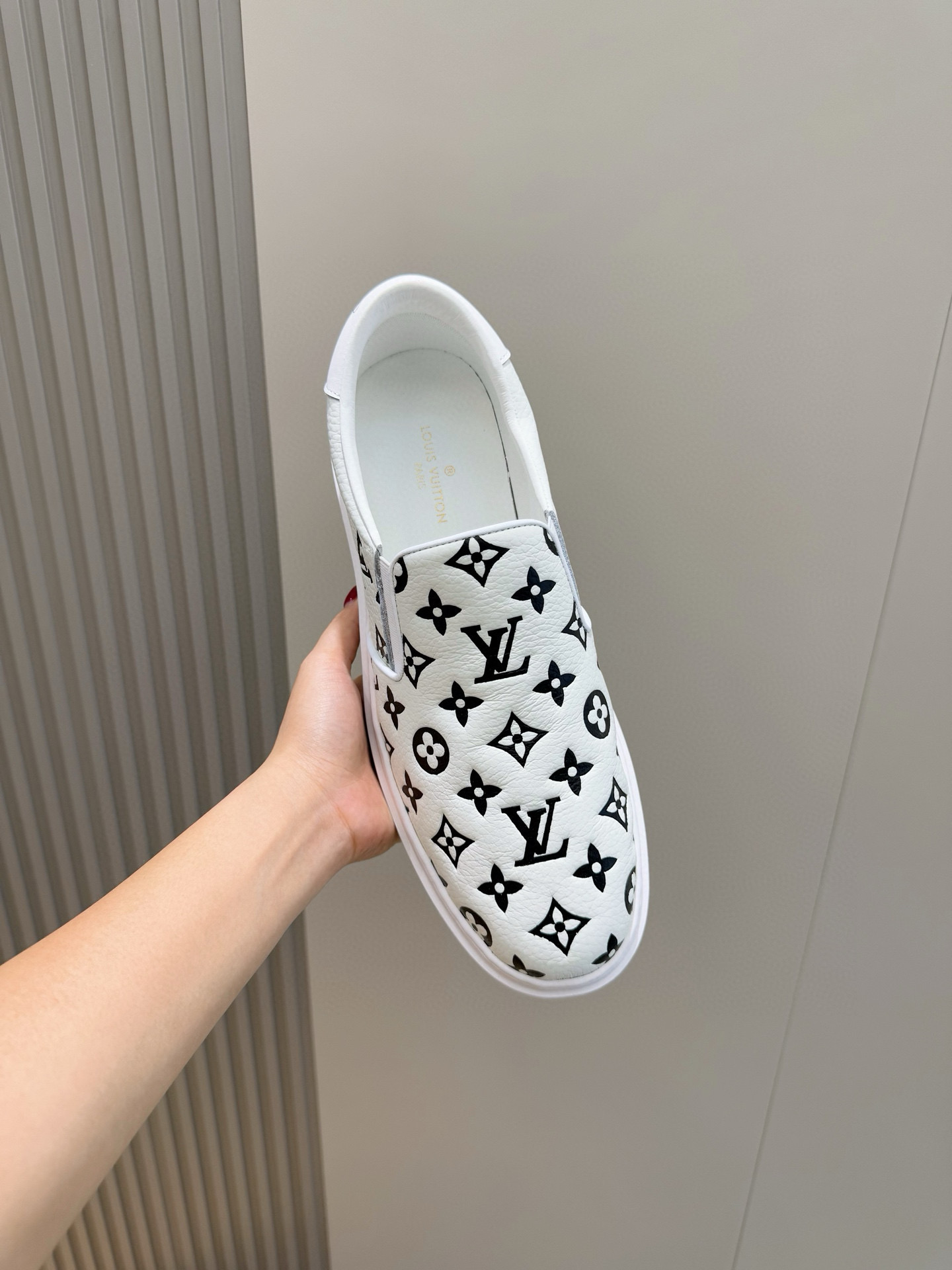 Louis Vuitton Bevety Hills Men's Sneaker: Soft Leather, Iconic Design, Comfortable Fit 5 i1755778436995 5315 0 3