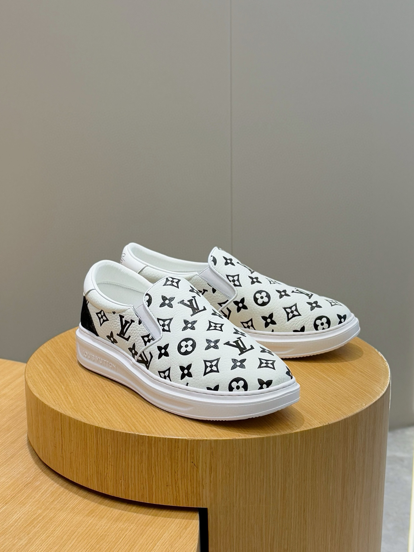 Louis Vuitton Bevety Hills Men's Sneaker: Soft Leather, Iconic Design, Comfortable Fit 4 i1755778436995 5879 0 2