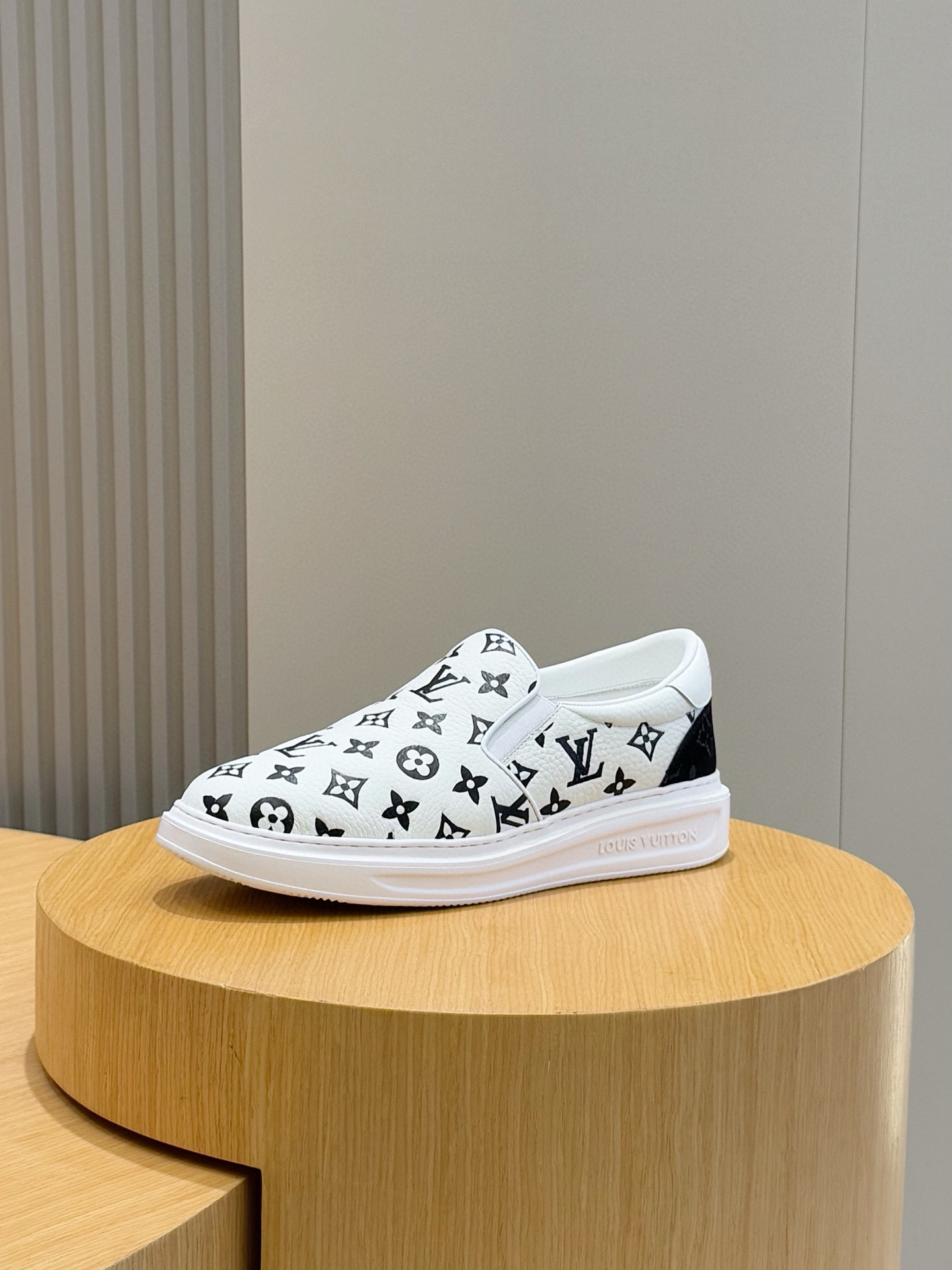 Louis Vuitton Bevety Hills Men's Sneaker: Soft Leather, Iconic Design, Comfortable Fit 3 i1755778438062 6592 0 1