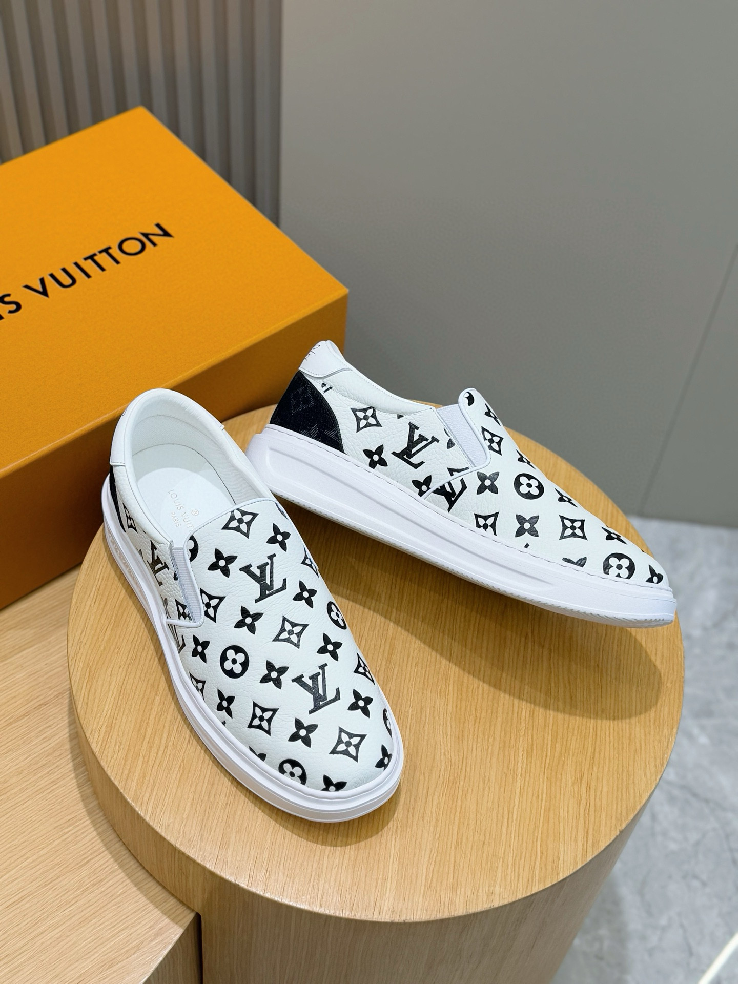 Louis Vuitton Bevety Hills Men's Sneaker: Soft Leather, Iconic Design, Comfortable Fit 8 i1755778438063 2400 0 6