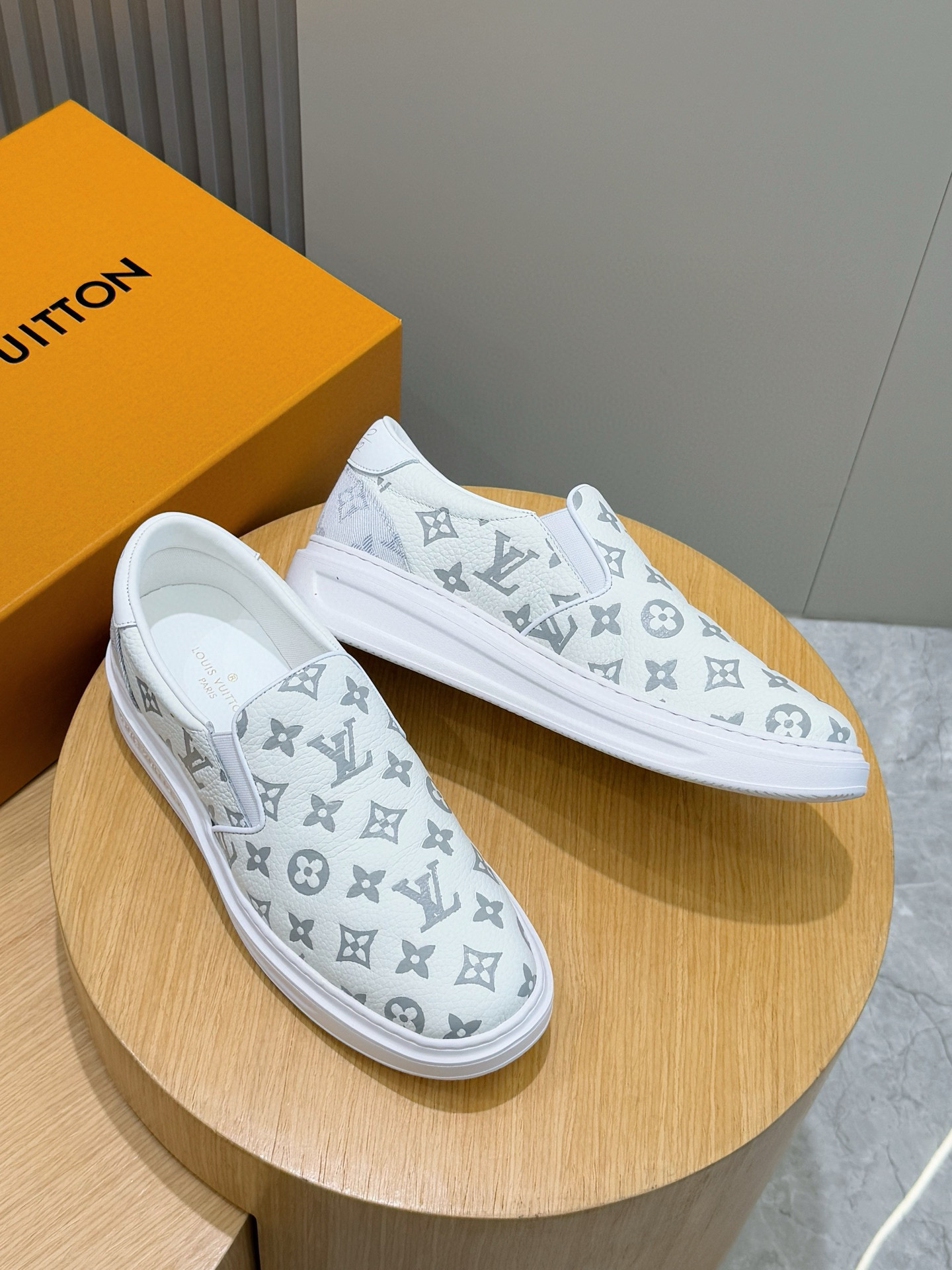 Louis Vuitton Men's BevetyHils Sneaker: Soft Leather, Signature Style, Comfortable Fit 8 i1755778506233 4830 0 6