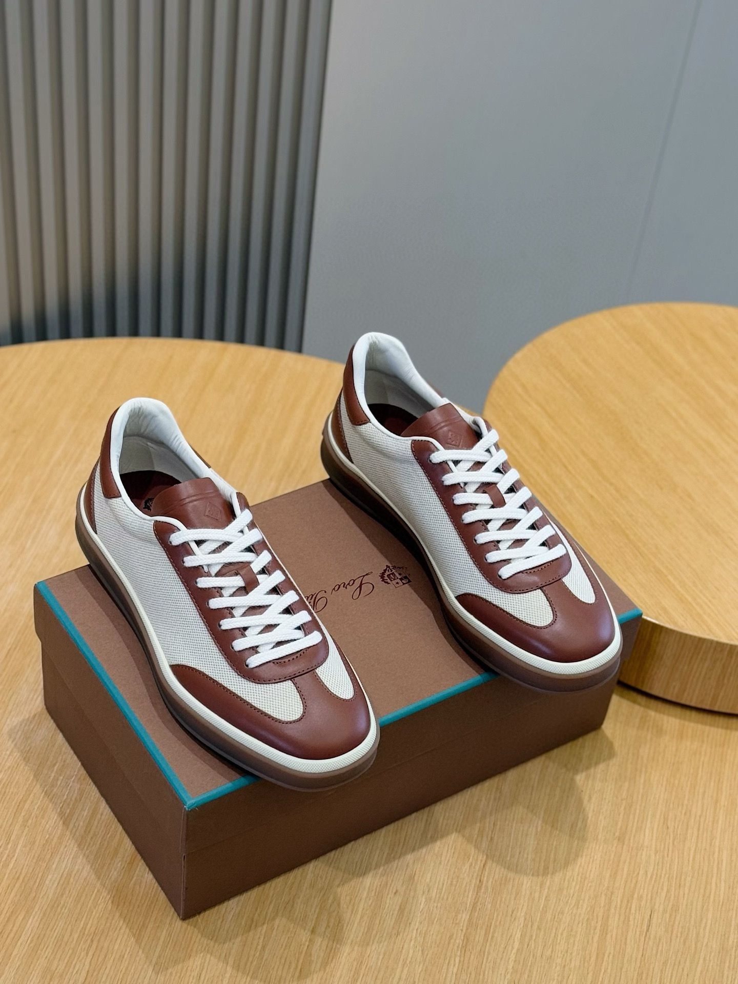 NO:648261,Size: 39-44 (customized at 38.45) loro piana LP Tennis Walk sneakers - top quality This new imported top-grain cowhide tennis shoe features an ultra-low design, suitable for year-round wear, and is water-repellent. The wrapped sole creates a relaxed and charming color combination, harmoniously blending functionality with low-key personality. An ideal shoe choice for urban dressing. Kummel color insert at the heel Soft calfskin tongue with embossed LP logo Cotton shoelaces  Upper layer imported cowhide, rubber sole, lining calfskin, casual shoes/sports shoes, loro piana, loro piana, sneakers, cowhide19860909Size:39-44(38.45定制） loro piana LP Tennis Walk运动鞋-顶级 这款新款进口头层牛皮网球鞋采用超低帮设计,适合全年穿着,并具有防泼水性能.包边鞋底营造轻松迷人的色彩组合,将功能性与低调个性风格和谐融合.打造都市着装的理想鞋履选择. 鞋跟处饰以Kummel色嵌片 柔软小牛皮鞋舌,压印LP徽标 棉质鞋带 鞋面头层进口牛皮 鞋底橡胶 衬里小牛皮,休闲鞋/运动鞋,loro piana,loro piana,sneakers,cowhide,Women's Shoes