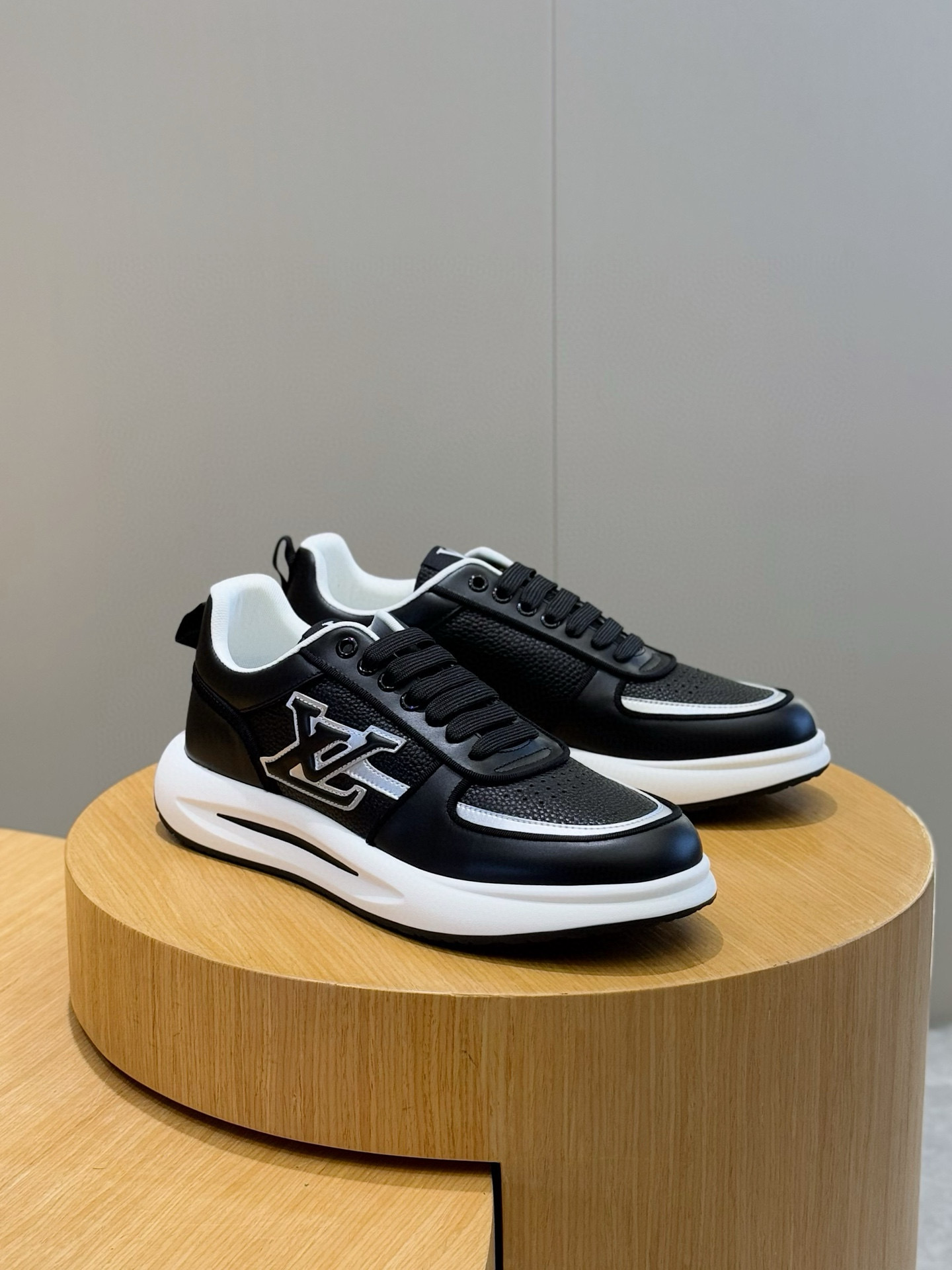 Louis Vuitton Men's Leather Sneakers: Stylish & Comfortable, Size 39-44 4 i1756050429905 35 0 2