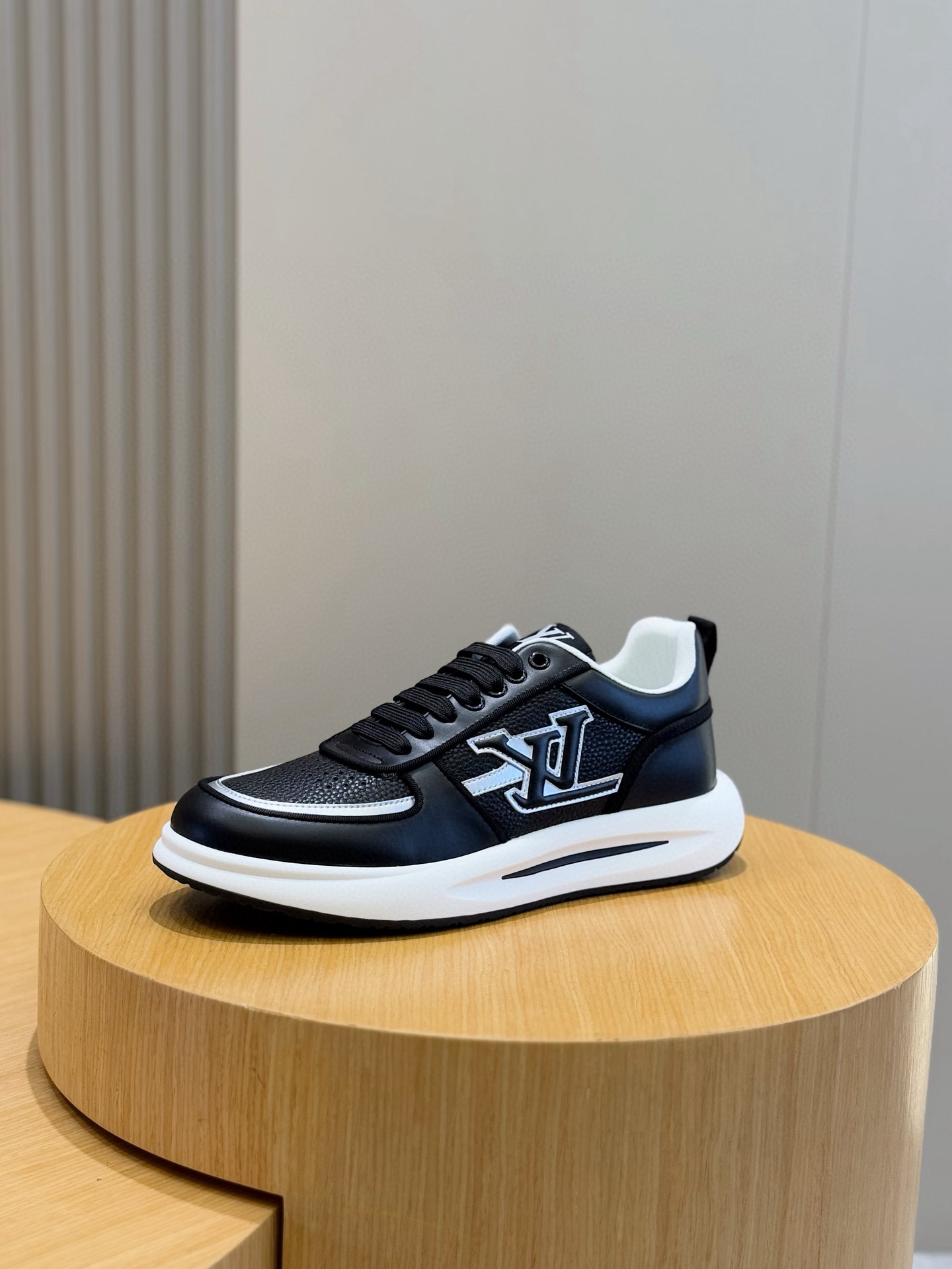 Louis Vuitton Men's Leather Sneakers: Stylish & Comfortable, Size 39-44 3 i1756050429905 9697 0 1