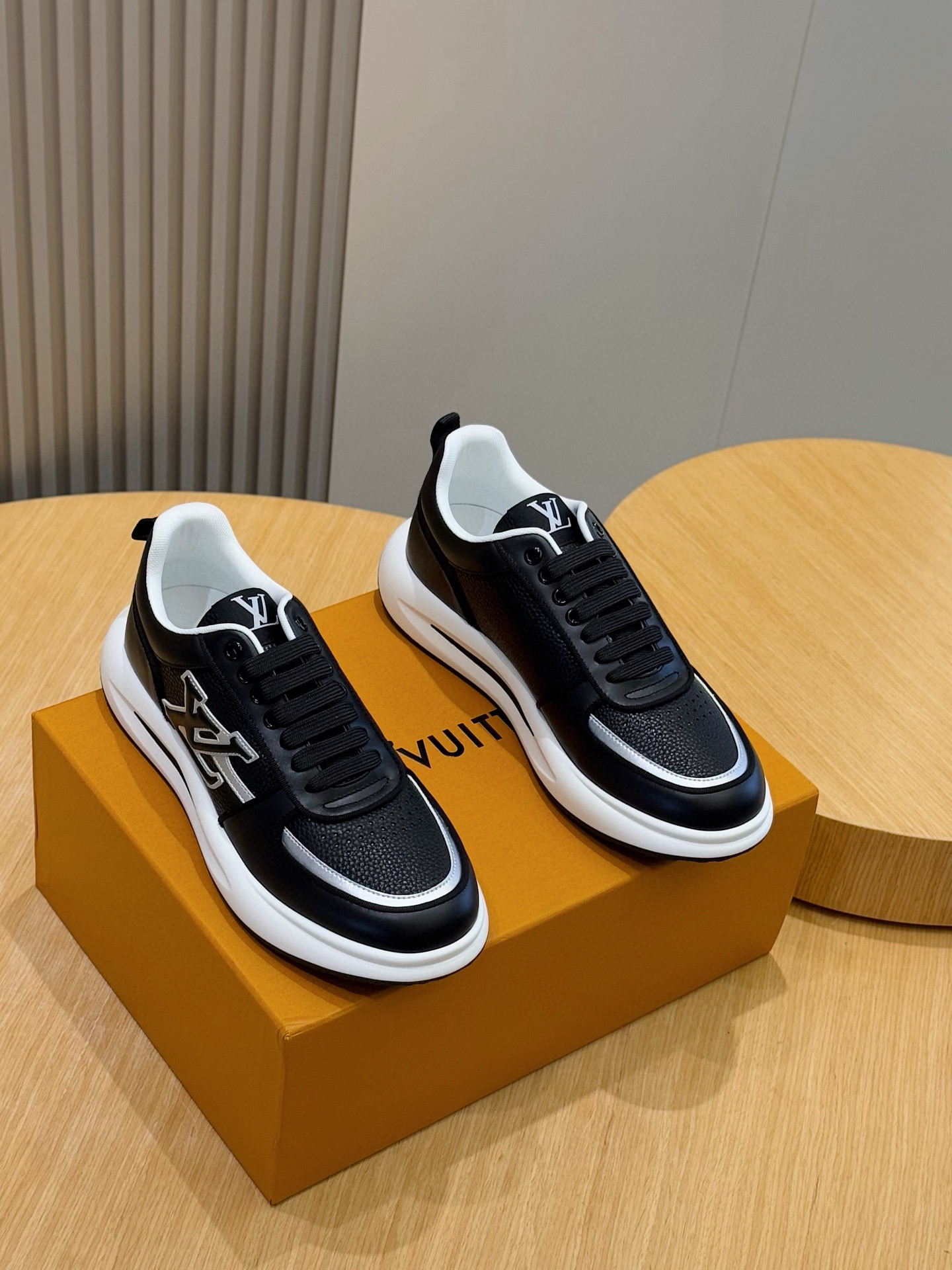 Louis Vuitton Men's Leather Sneakers: Stylish & Comfortable, Size 39-44 2 i1756050430700 6431 0 0