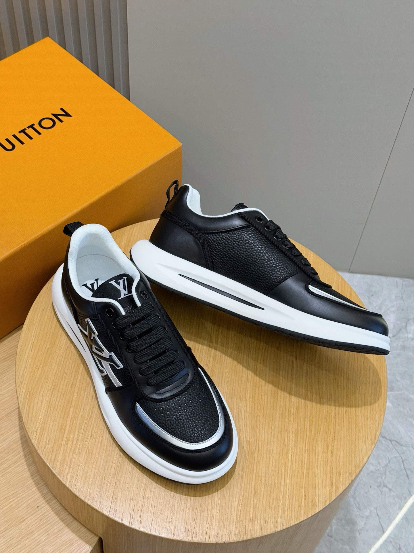 Louis Vuitton Men's Leather Sneakers: Stylish & Comfortable, Size 39-44 8 i1756050431052 8273 0 6