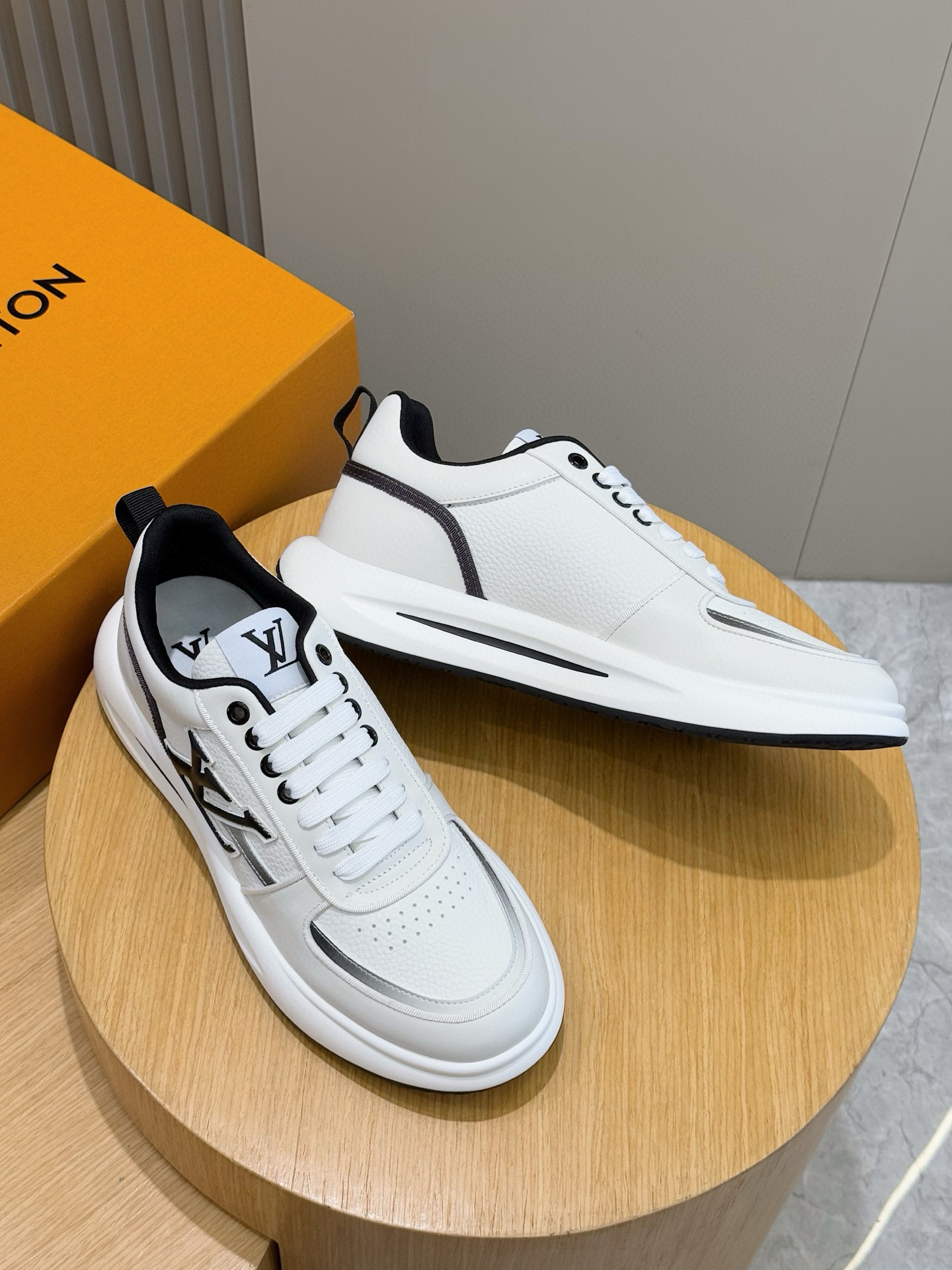 Louis Vuitton Men's Leather Sneakers with Embossed Logo - Stylish & Comfortable 8 i1756050552726 6871 0 6