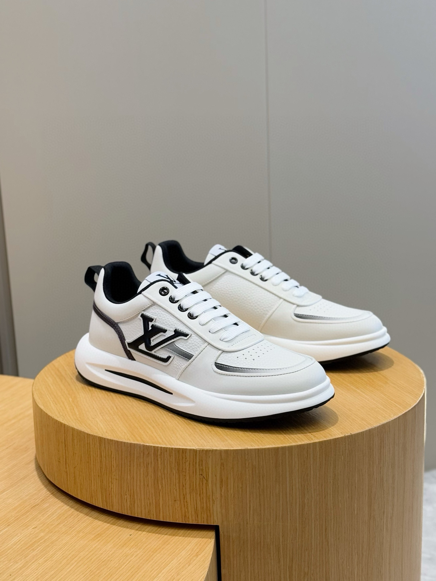 Louis Vuitton Men's Leather Sneakers with Embossed Logo - Stylish & Comfortable 4 i1756050553387 331 0 2