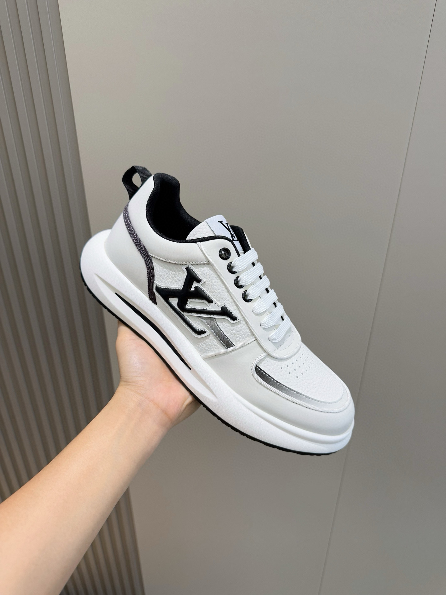Louis Vuitton Men's Leather Sneakers with Embossed Logo - Stylish & Comfortable 6 i1756050553388 2181 0 4