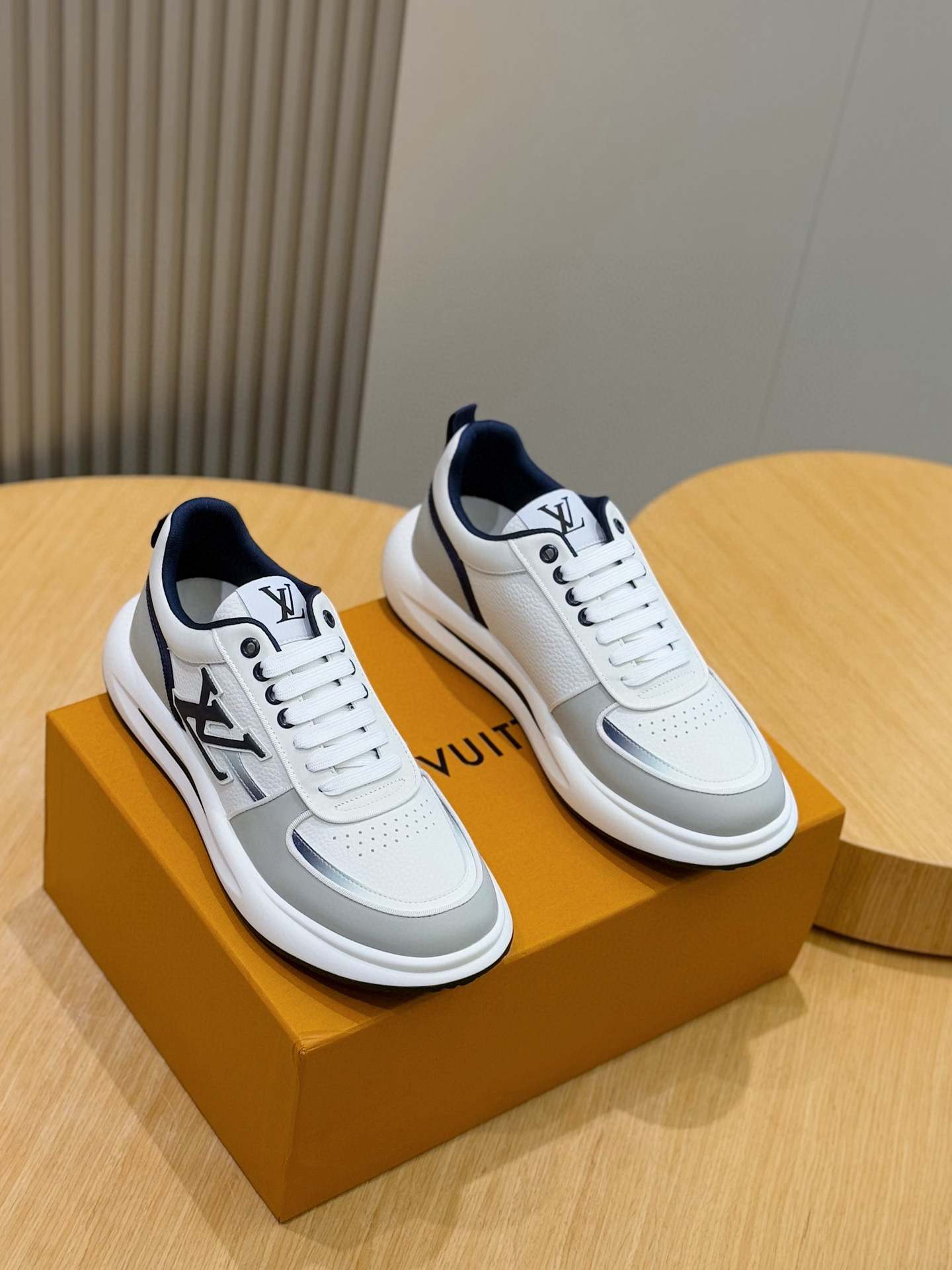 Louis Vuitton Men's Leather Sneakers with Embossed Logo - Stylish & Comfortable 2 i1756050620847 8568 0 0