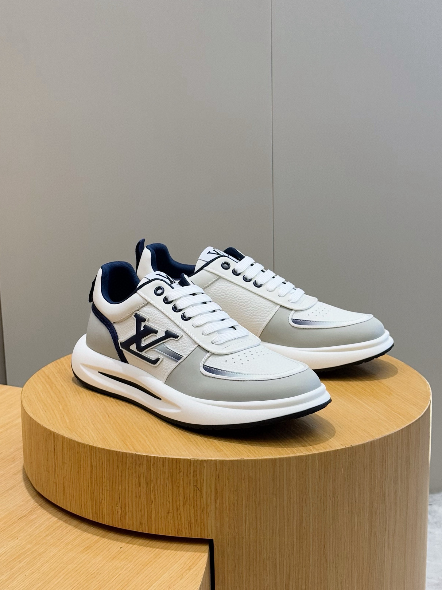 Louis Vuitton Men's Leather Sneakers with Embossed Logo - Stylish & Comfortable 4 i1756050620848 7669 0 2