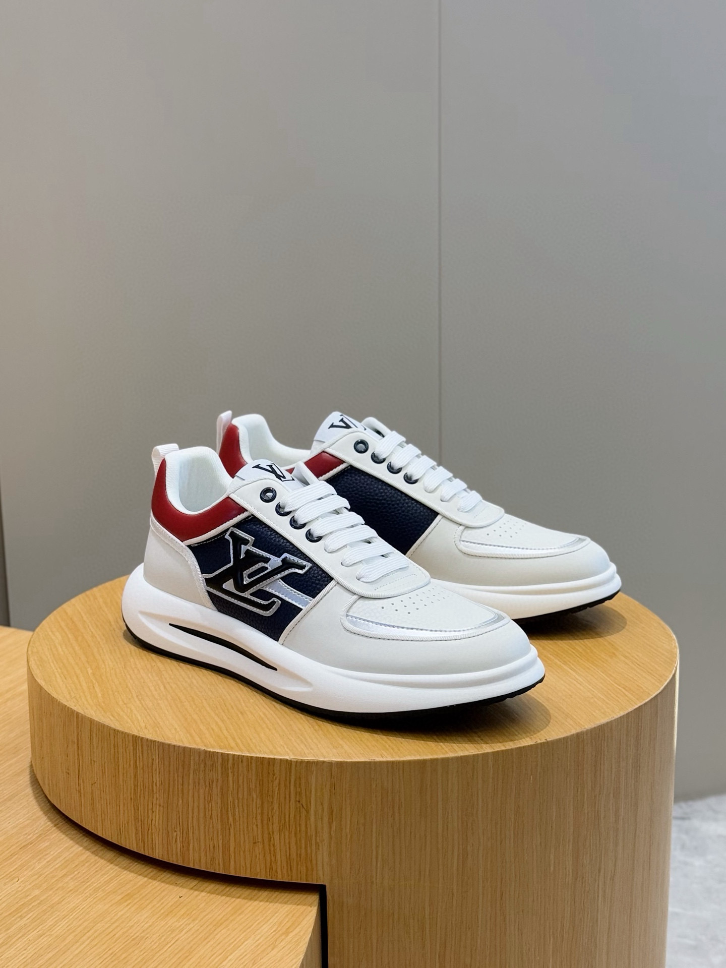 Louis Vuitton Men's Leather Sneakers: Stylish, Comfortable, and Signature Design 4 i1756050640334 3458 0 2