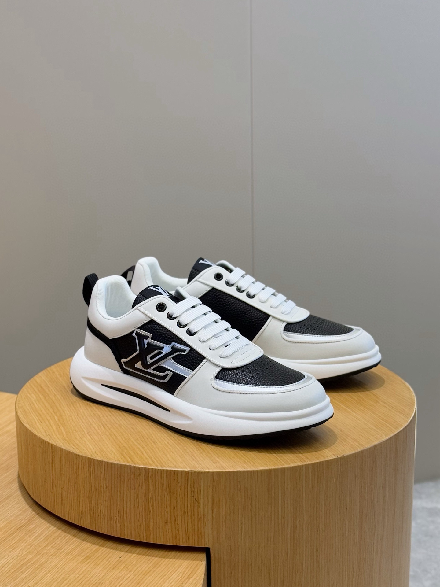 Louis Vuitton Men's Leather Sneakers with Embossed Logo - Stylish & Comfortable 4 i1756050774878 1437 0 2