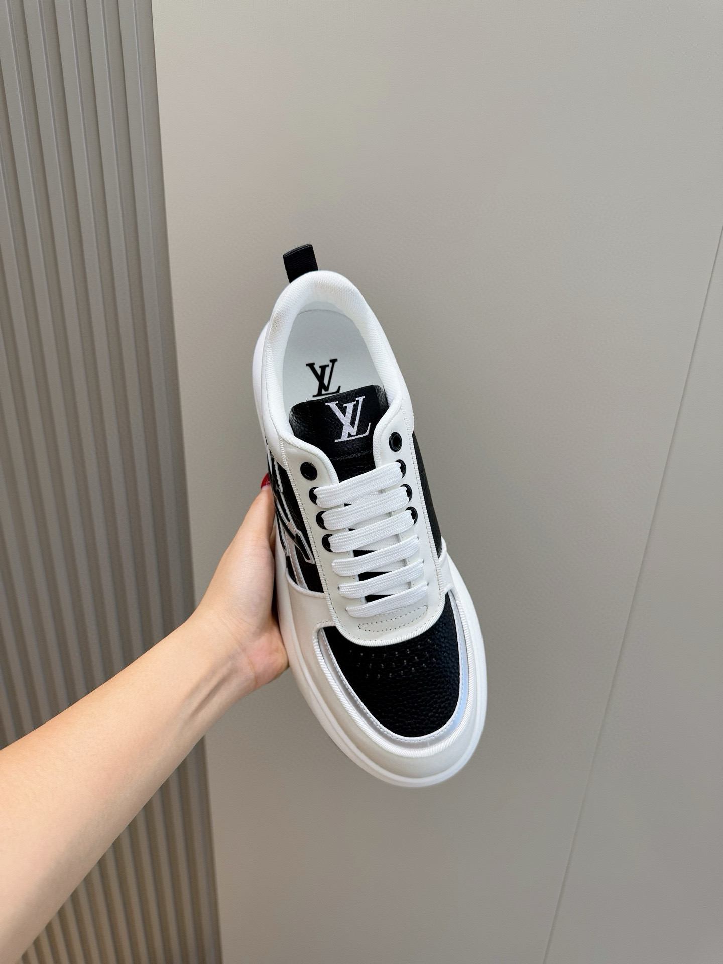 Louis Vuitton Men's Leather Sneakers with Embossed Logo - Stylish & Comfortable 5 i1756050774878 2080 0 3
