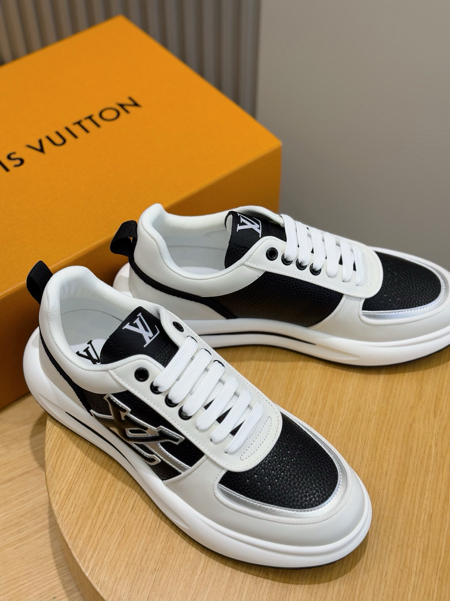 Louis Vuitton Men's Leather Sneakers with Embossed Logo - Stylish & Comfortable 9 i1756050774878 2721 0 7