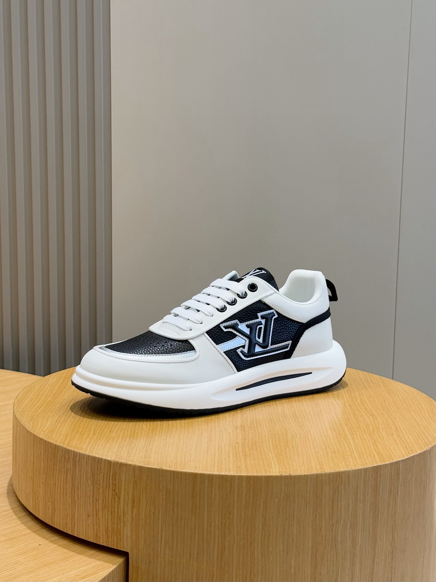 Louis Vuitton Men's Leather Sneakers with Embossed Logo - Stylish & Comfortable 3 i1756050774879 7274 0 1