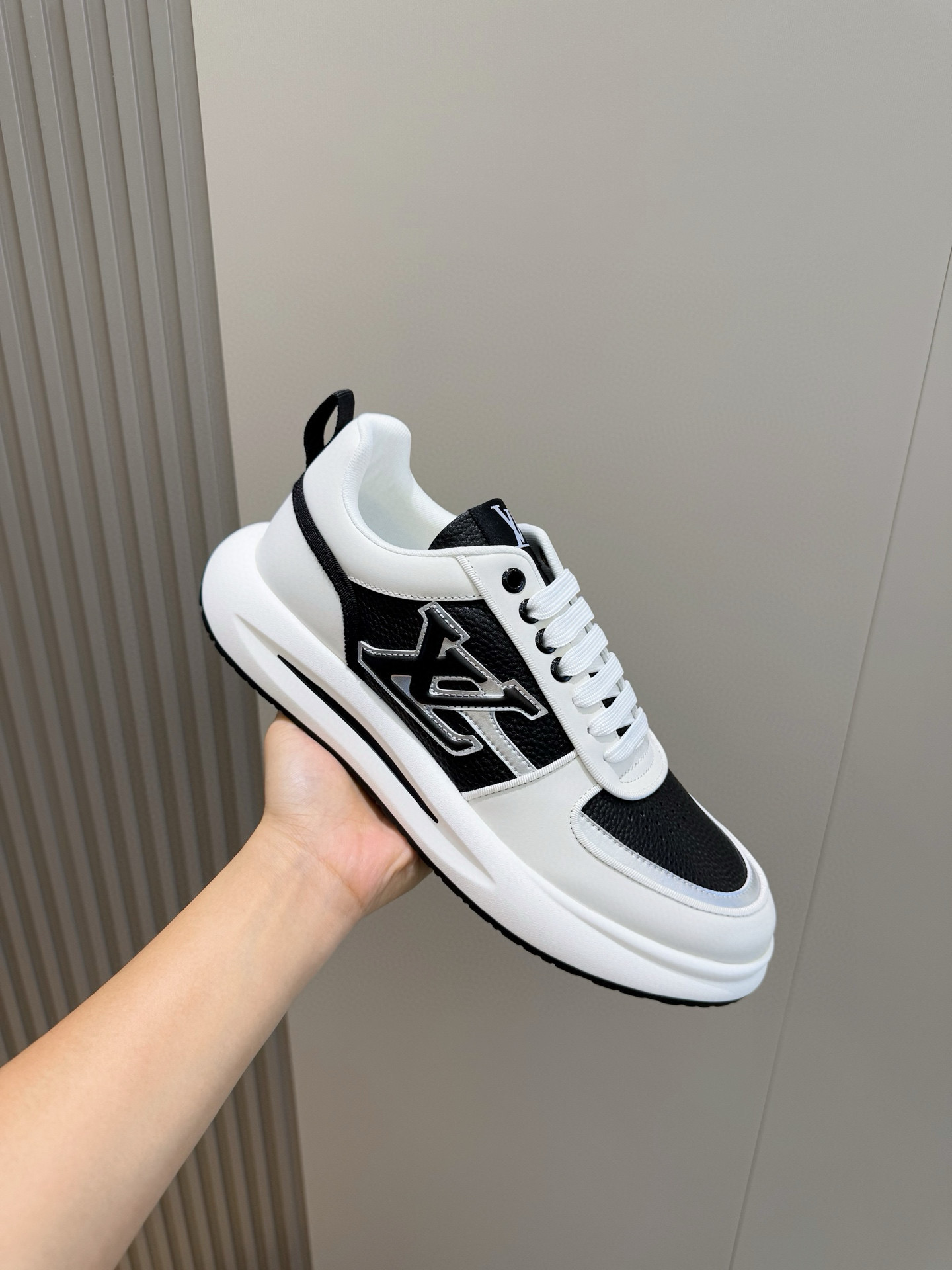Louis Vuitton Men's Leather Sneakers with Embossed Logo - Stylish & Comfortable 6 i1756050775484 1022 0 4