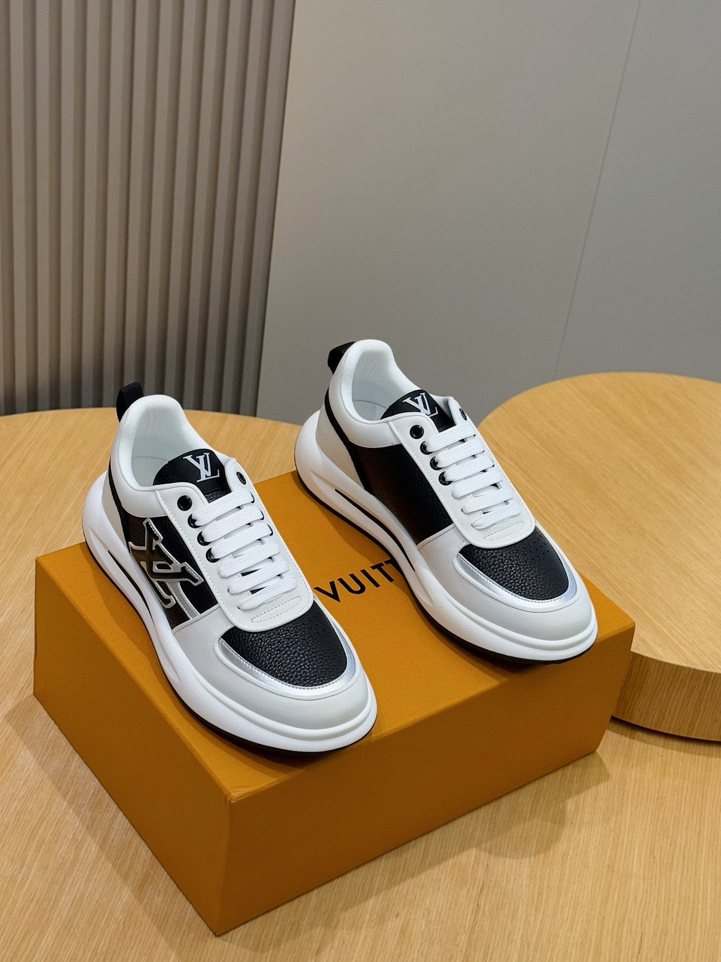 Louis Vuitton Men's Leather Sneakers with Embossed Logo - Stylish & Comfortable 2 i1756050775484 7618 0 0