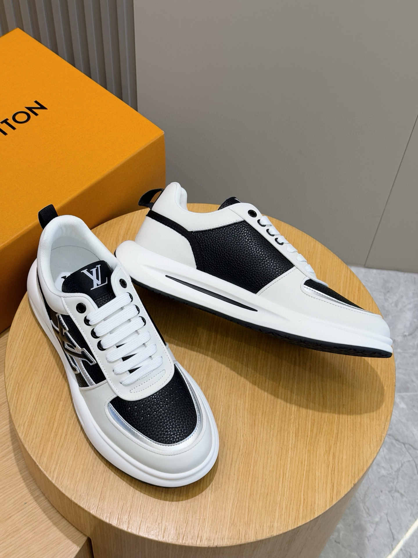 Louis Vuitton Men's Leather Sneakers with Embossed Logo - Stylish & Comfortable 8 i1756050775486 3345 0 6