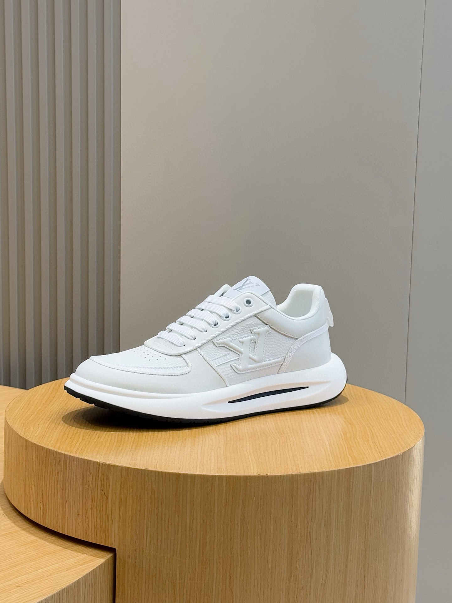 Louis Vuitton Men's Leather Sneakers with Embossed Logo - Stylish & Comfortable 3 i1756050790311 6168 0 1