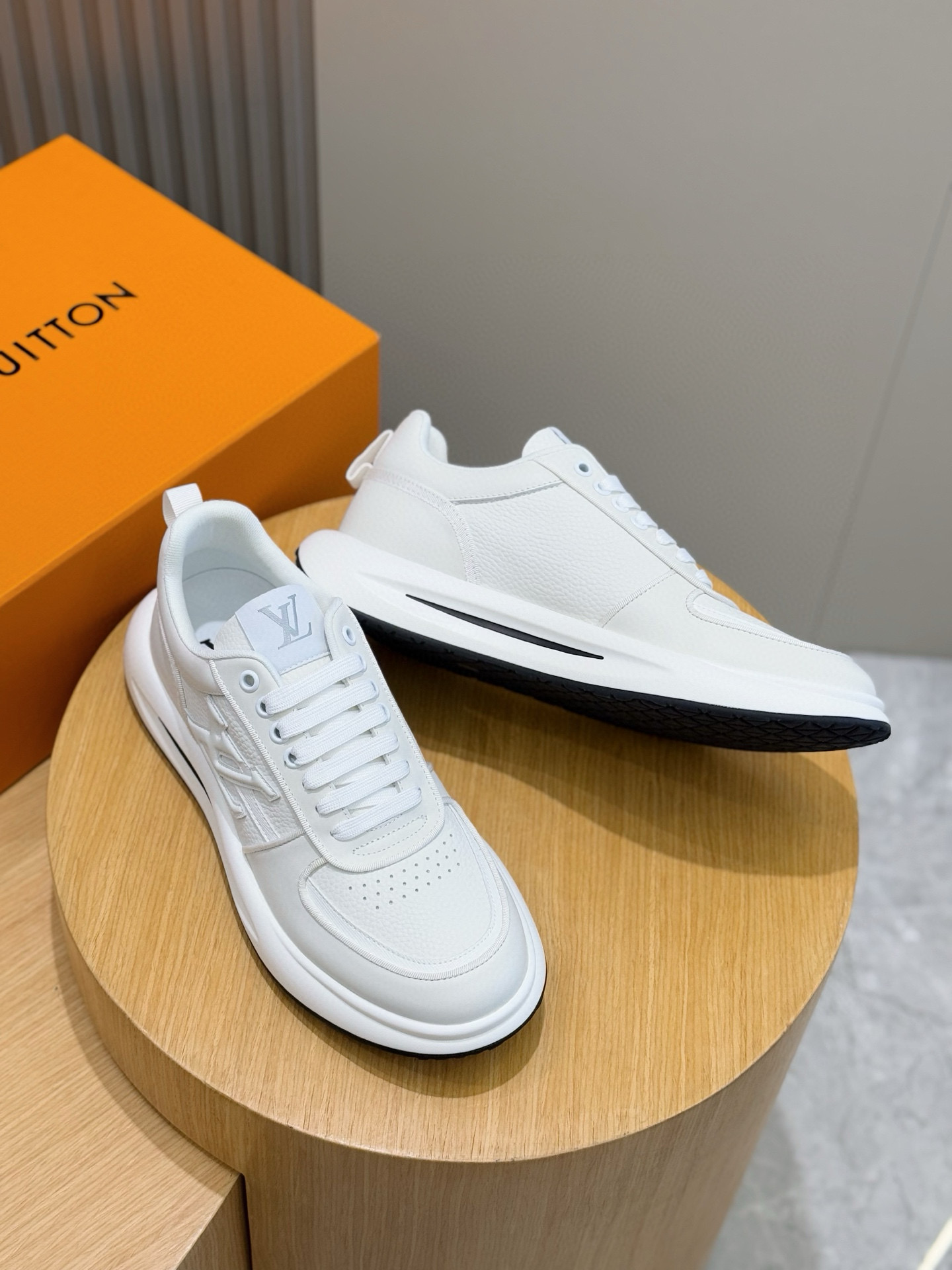 Louis Vuitton Men's Leather Sneakers with Embossed Logo - Stylish & Comfortable 8 i1756050791023 1235 0 6
