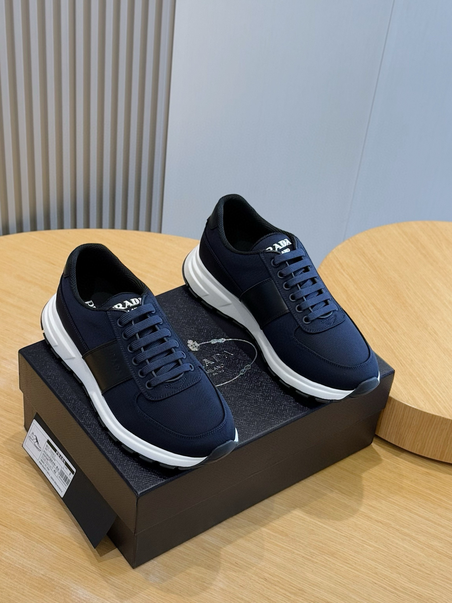 NO:511089,PHP PRAX 1 sneakers - top quality made of Re-Nylon recycled nylon. It has a sporty design feature, the upper is decorated with stitching and the iconic triangular logo, and the geometric sole pattern is unique. Triangular logo + cowhide spliced ​​nylon + cowhide inner lining + rubber concave and concave and concave and concave sole Size: 39-44 (customized by 38.45), prada, sneakers, cowhide19860909P家PRAX 1运动鞋－顶级品质 采用Re-Nylon再生尼龙打造.颇具运动设计特色,鞋面饰以缝线和标志性的三角徽标,几何鞋底花纹别出心裁. 三角形徽标＋牛皮拼接尼龙＋牛皮内里＋橡胶凹凸纹鞋底 Size:39-44（38.45定做）,,prada,sneakers,cowhide,Men's shoes