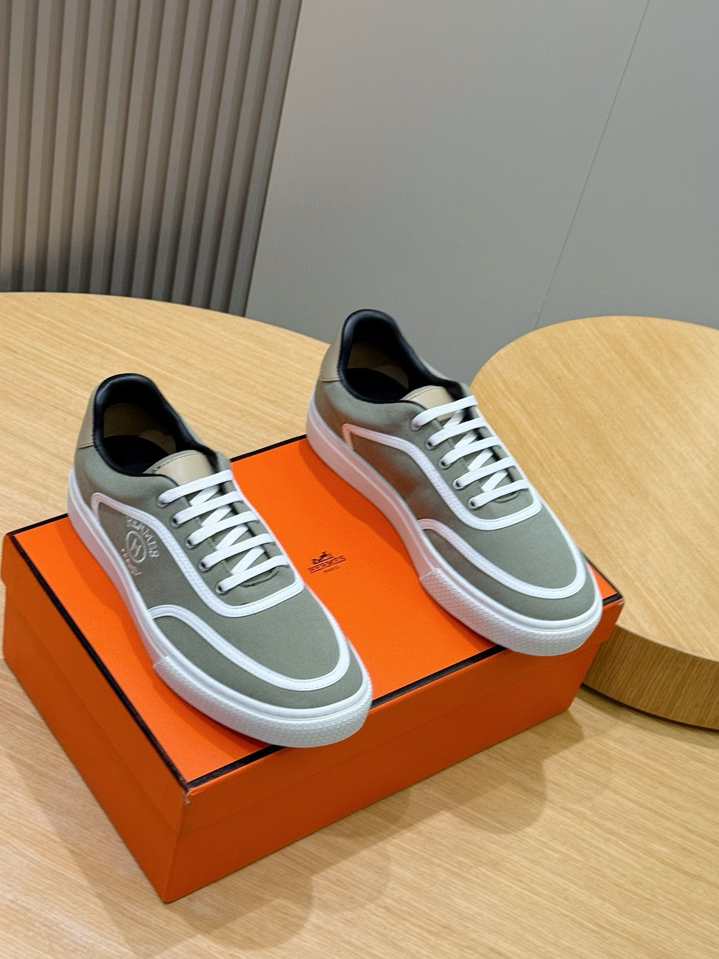 NO:574937,H Home Freesstyle Men's Sports Shoes Calfskin and Epsom Heritage soles decorated with saddle buckle patterns, creating a modern urban style. Imported cowhide + cowhide lining + customized TPU outsole Size: 38-44 (45 custom-made),,sneakers,cowhide19860909H家 Freesstyle男款运动鞋 小牛皮和Epsom Heritage鞋底饰有马鞍钉扣图案,打造现代都会风格. 进口牛皮+牛皮内里+定制TPU大底 Size:38-44(45定做）,,sneakers,cowhide,Men's shoes