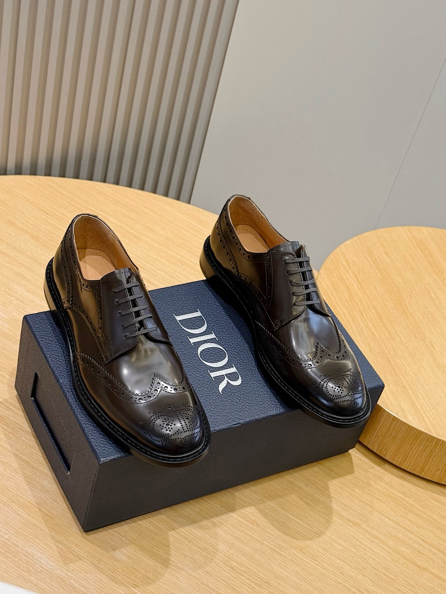 NO:557799,Dior CD Men's Genuine Leather Outsole Leather Shoes This CD loafer embodies the brand's casual elegance. It is carefully made of polished cowhide and cowhide patent leather, embellished with a metal horsebit and 'CD' logo. The material is soft and made of Breck craftsmanship. It is matched with a genuine leather outsole and cowhide lining. It can be matched with a suit or casual items. Size: 39-44 (38.45 custom-made),, dior, loafers, business suit, cowhide, Leather soles19860909Dior家CD男士真皮大底皮鞋 这款CD乐福鞋体现了品牌于随性中流露的优雅气质.采用抛光牛皮、牛漆皮精心制作,点缀以金属马衔扣和'CD'标志,材质柔软以布雷克工艺打造,搭配真皮大底和牛皮内里,可搭配西装或休闲单品 Size:39-44（38.45定做),,dior,loafers,business suit,cowhide,Leather soles,Men's shoes